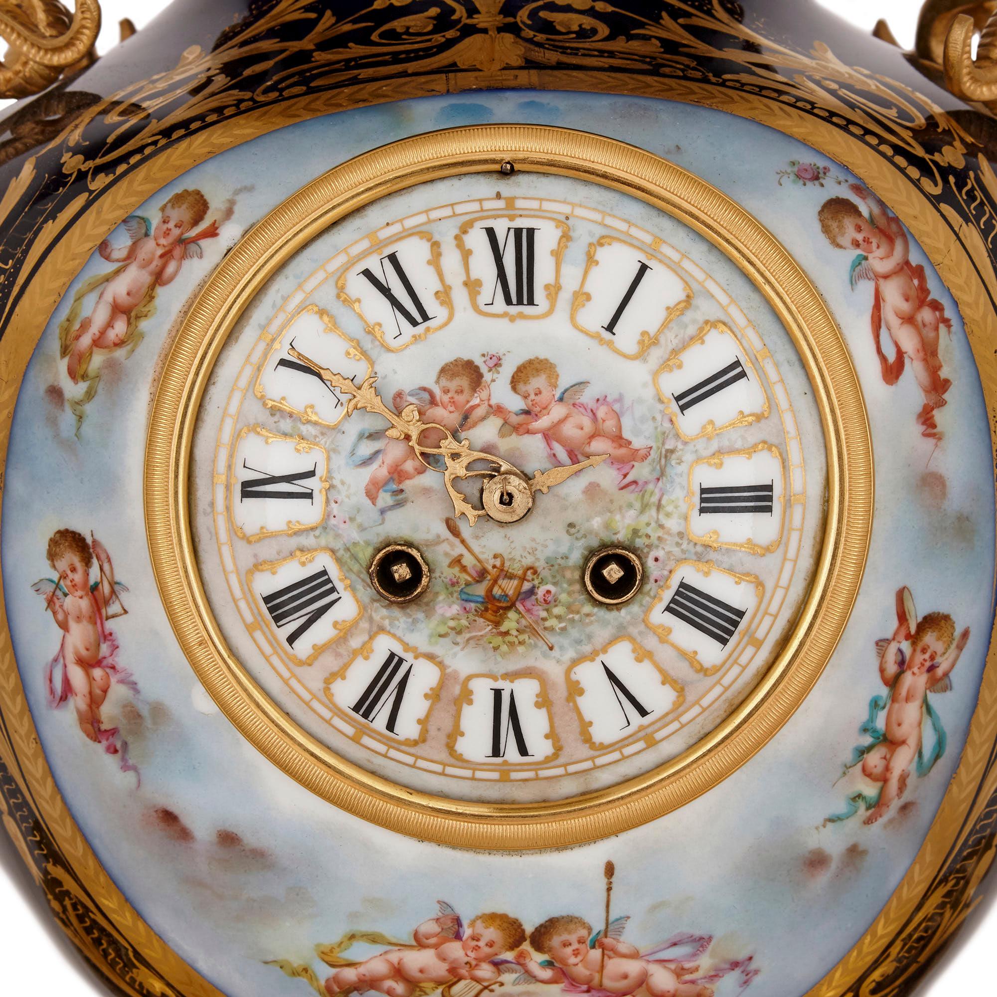 Dreiteiliges Porzellan- und Ormolu-Uhrenset im Louis XV-Rokokostil (Französisch) im Angebot