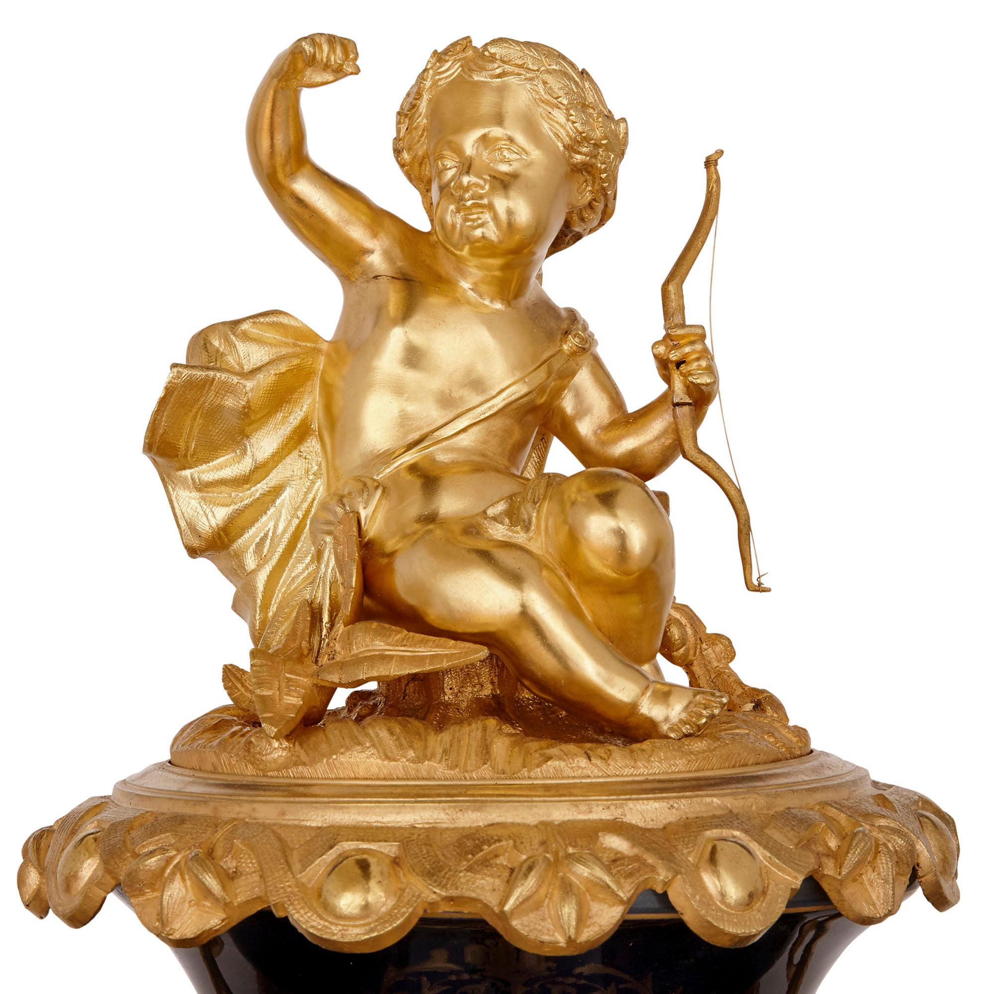 Dreiteiliges Porzellan- und Ormolu-Uhrenset im Louis XV-Rokokostil (Gemalt) im Angebot