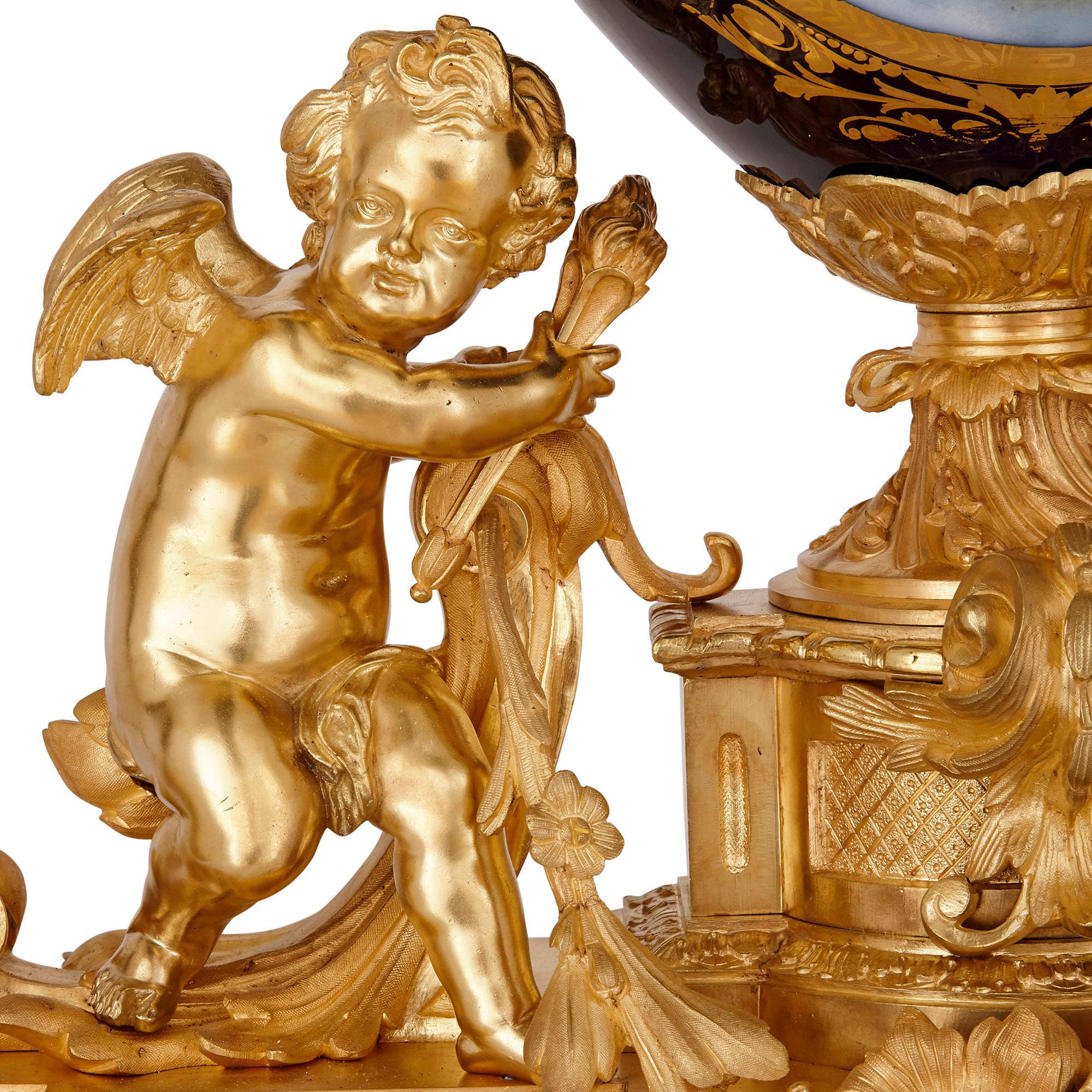 Dreiteiliges Porzellan- und Ormolu-Uhrenset im Louis XV-Rokokostil im Zustand „Gut“ im Angebot in London, GB