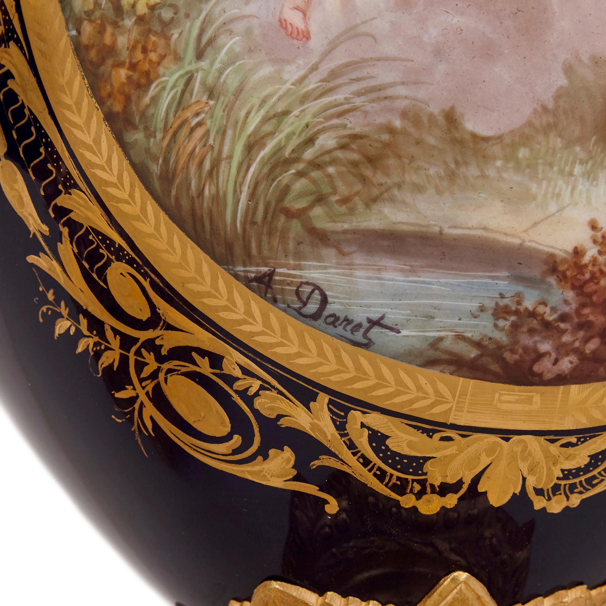 Dreiteiliges Porzellan- und Ormolu-Uhrenset im Louis XV-Rokokostil im Angebot 3