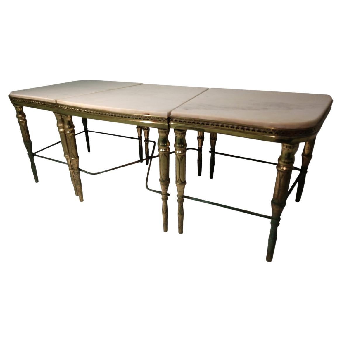 Mesa de Cocktail Neoclásica Francesa de Tres Piezas de Mármol y Base de Latón Italiano en venta