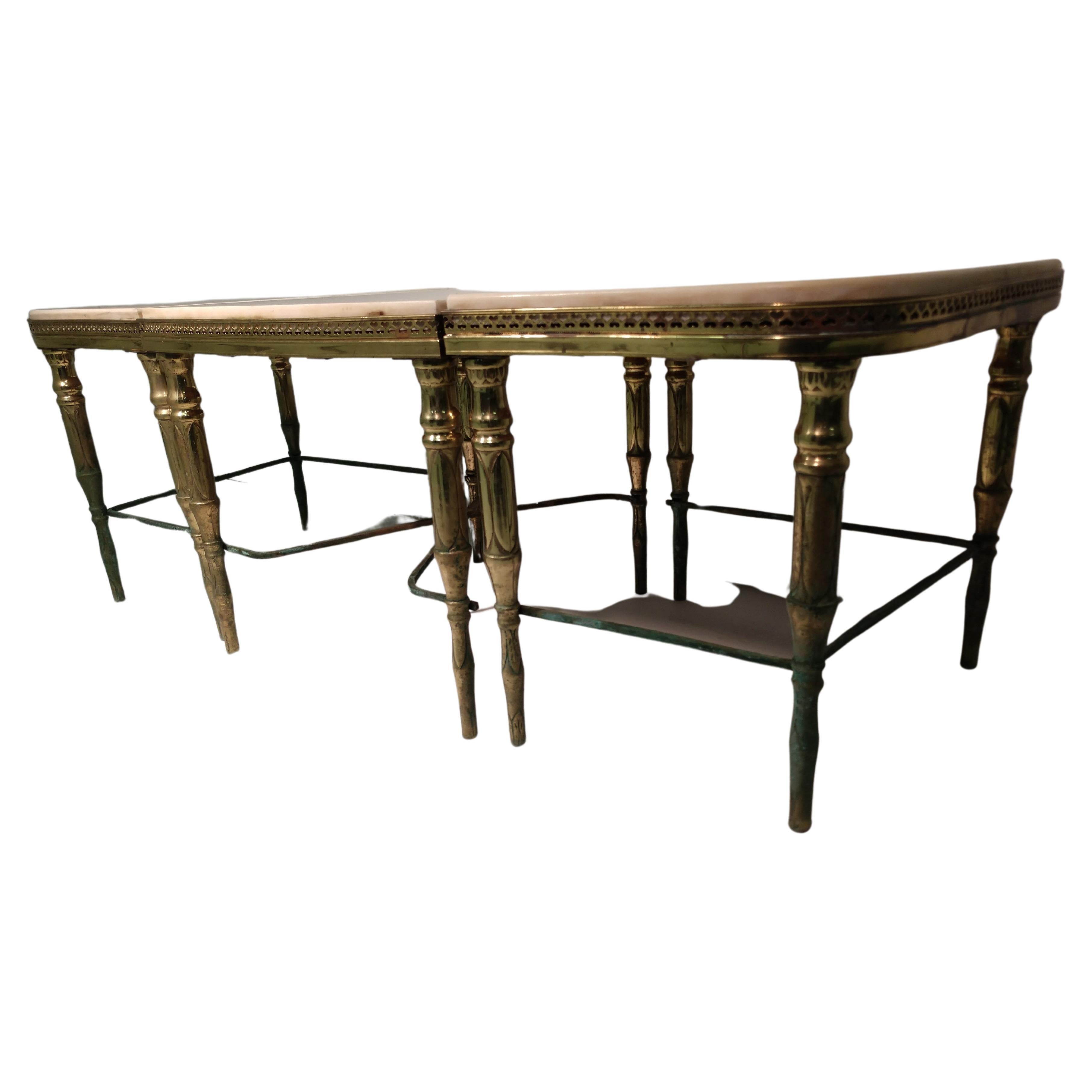 Mesa de Cocktail Neoclásica Francesa de Tres Piezas de Mármol y Base de Latón en Bueno estado para la venta en Port Jervis, NY