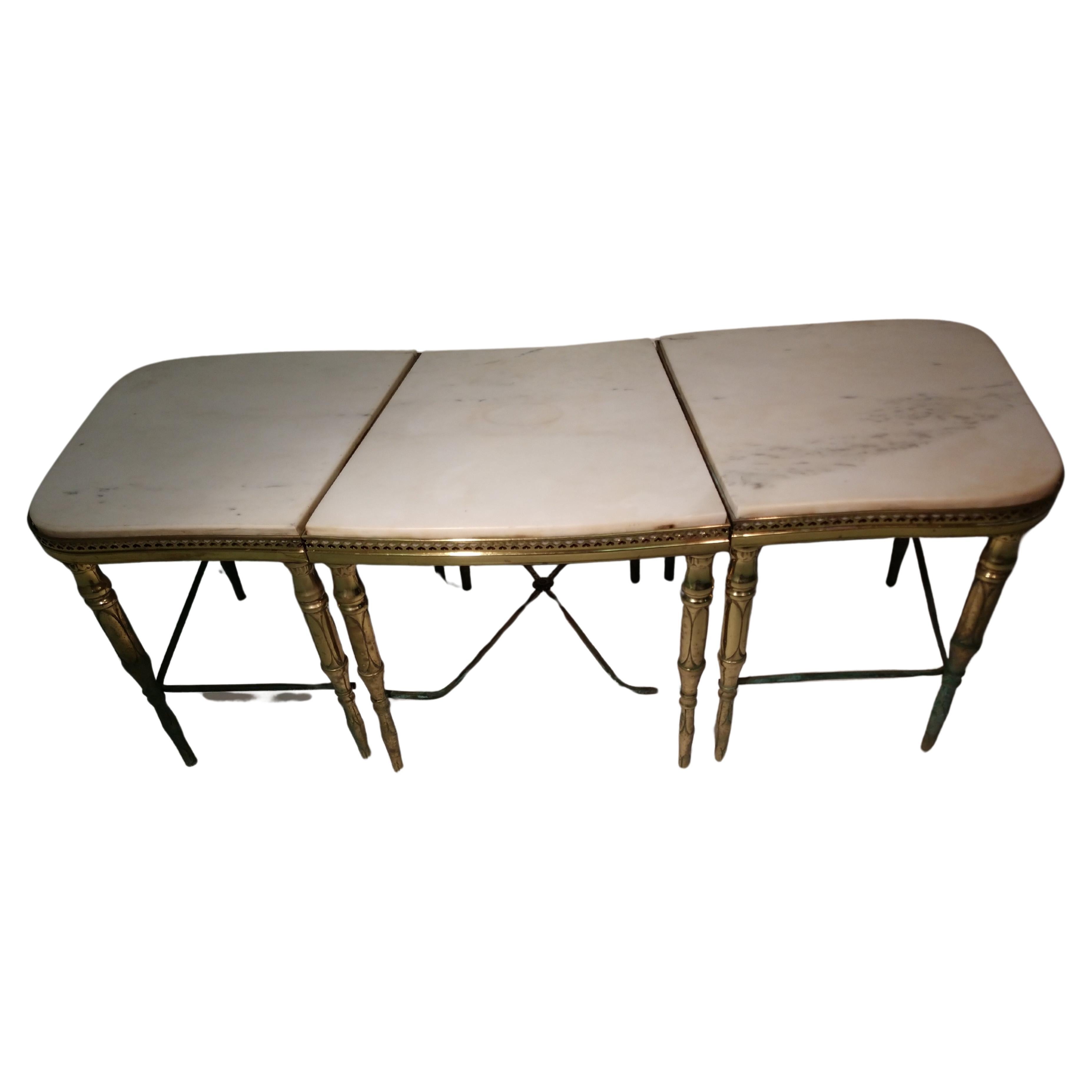 Mesa de Cocktail Neoclásica Francesa de Tres Piezas de Mármol y Base de Latón mediados del siglo XX en venta