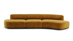 Canapé modulable en trois éléments, en velours ocre, avec socle en bois foncé