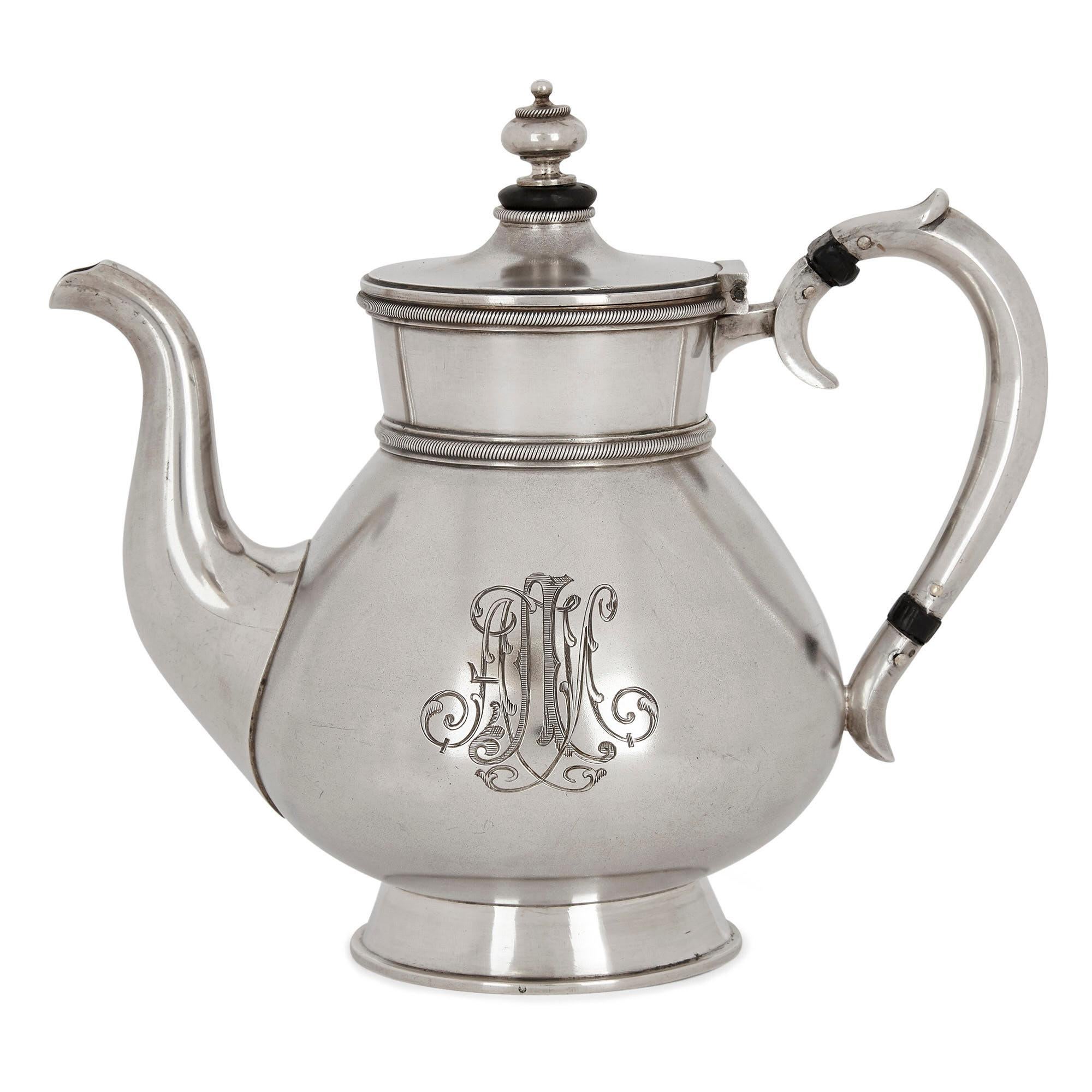 Servizio da tè russo in argento a tre pezzi
Russo, 1890 circa
Misure: Teiera: Altezza 17cm, larghezza 20cm, profondità 12cm
Cremiera: altezza 11cm, larghezza 14cm, profondità 9cm

Questo superbo set è realizzato in argento pregiato