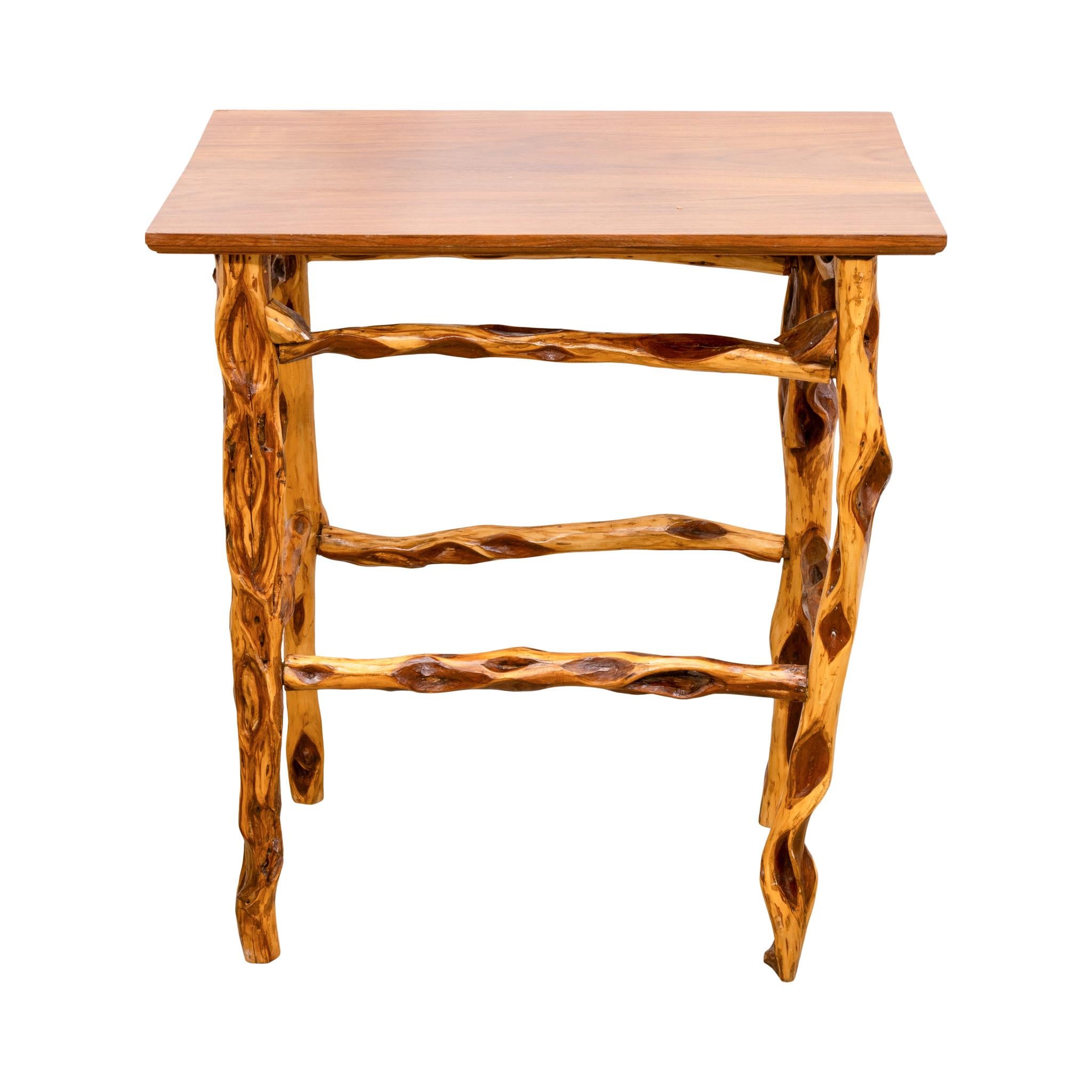Ensemble de meubles en saule diamanté trois pièces. L'ensemble comprend une table d'appoint avec un plateau en noyer et des pieds en saule diamanté, un arbre d'entrée en saule diamanté avec quatre chevilles et une lampe en ronce avec un plateau en