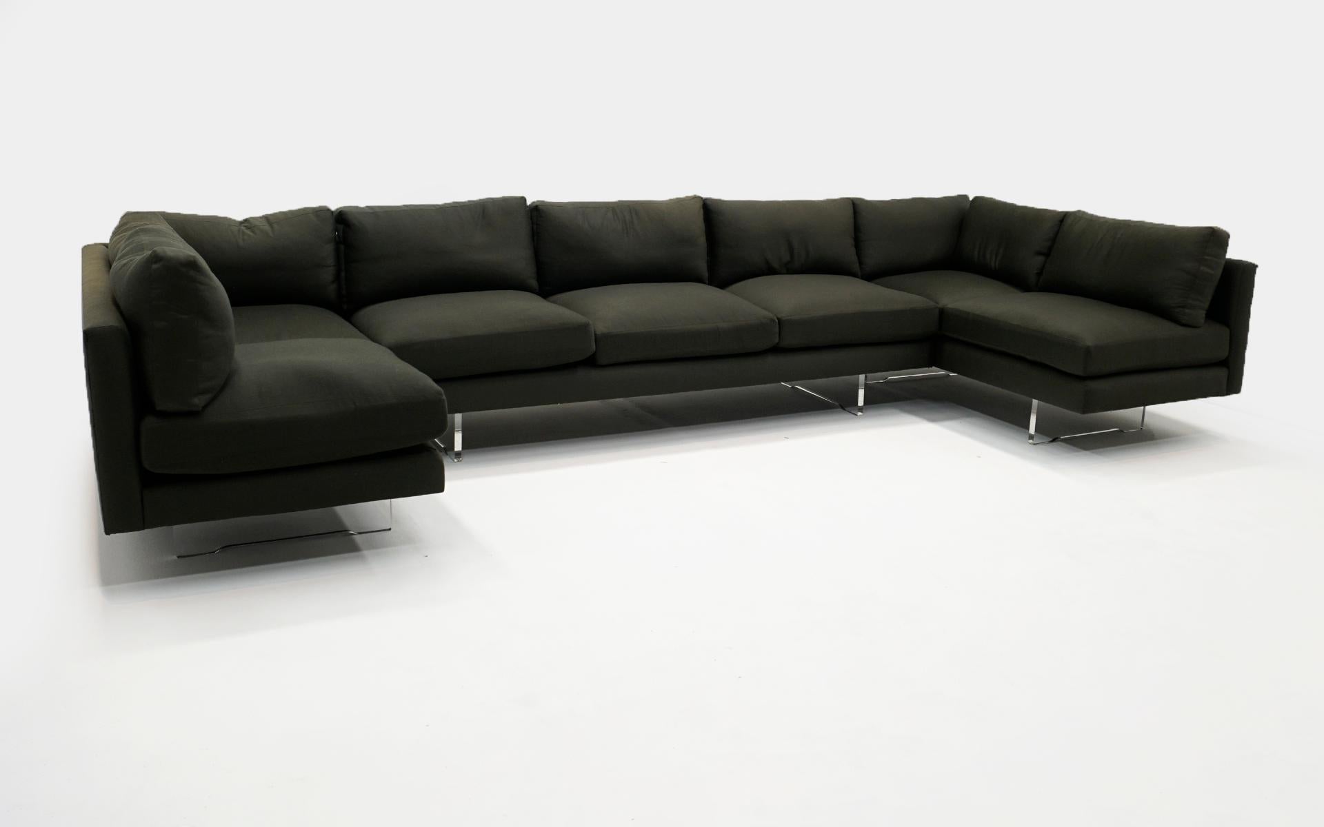 Mid-Century moderno Divano componibile in tre pezzi di Vladimir Kagan. Greene & Greene scuro, gambe a listelli in lucite in vendita