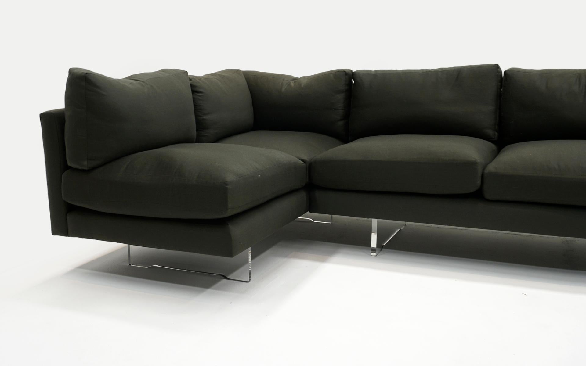 Americano Divano componibile in tre pezzi di Vladimir Kagan. Greene & Greene scuro, gambe a listelli in lucite in vendita