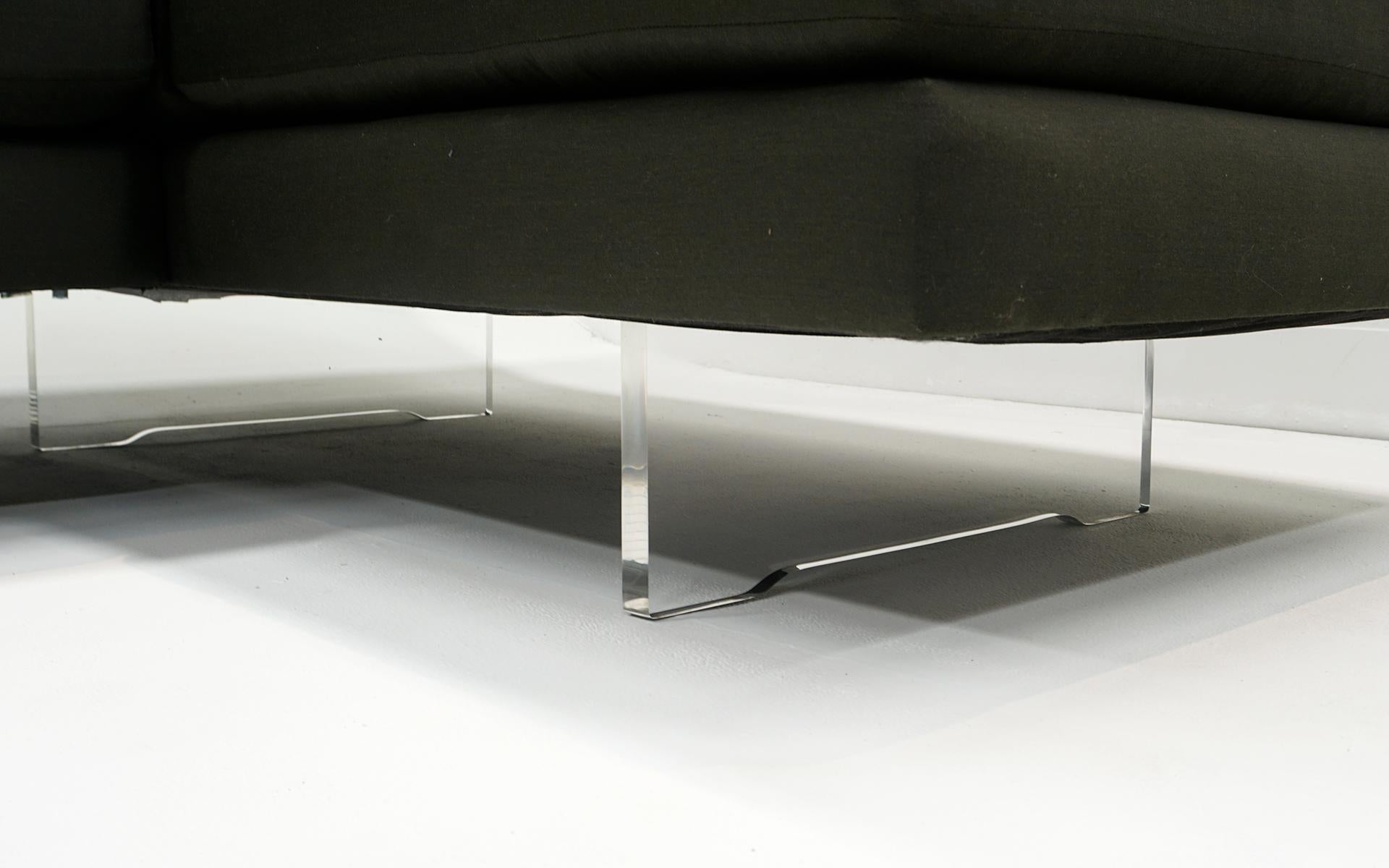 Fine XX secolo Divano componibile in tre pezzi di Vladimir Kagan. Greene & Greene scuro, gambe a listelli in lucite in vendita