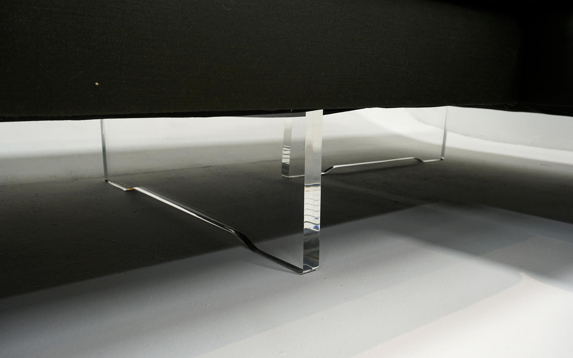 Tappezzeria Divano componibile in tre pezzi di Vladimir Kagan. Greene & Greene scuro, gambe a listelli in lucite in vendita