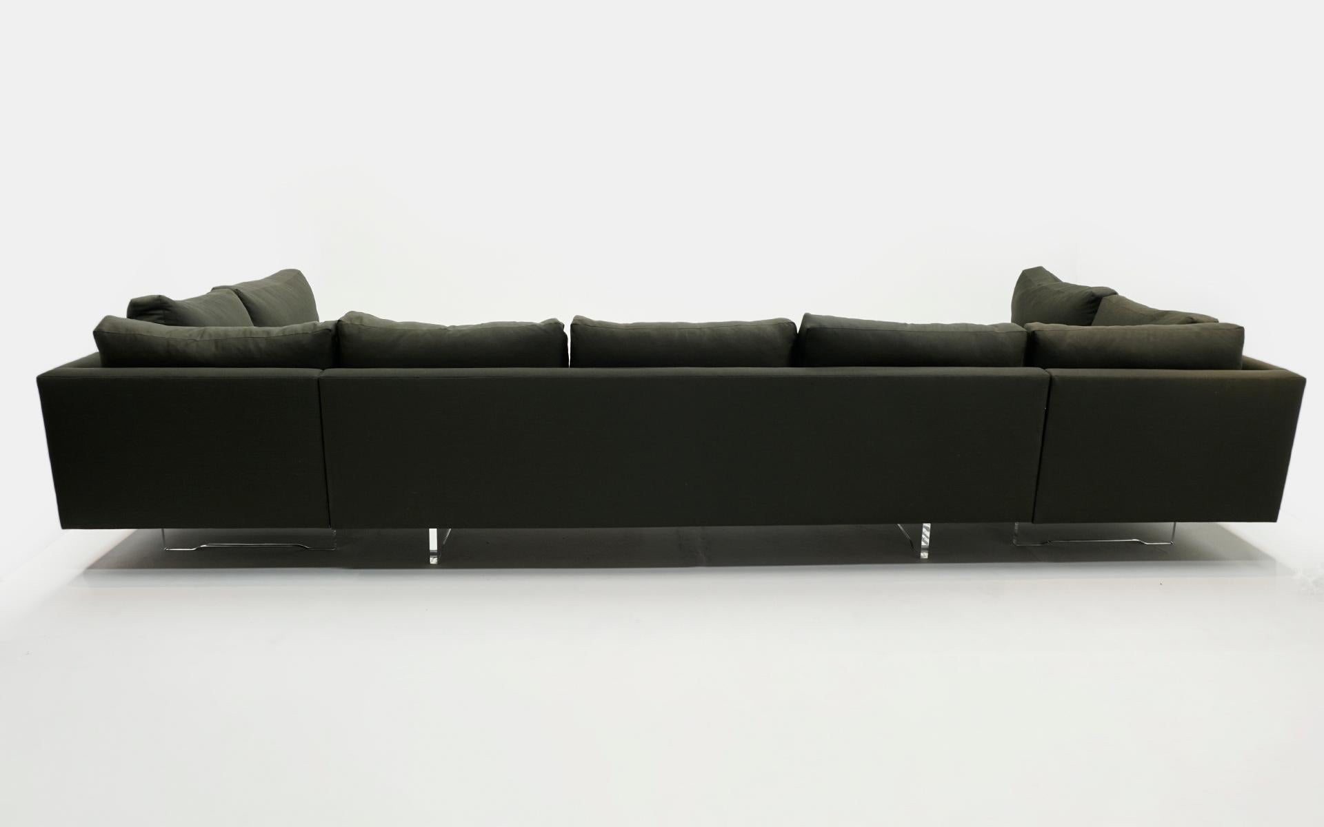 Divano componibile in tre pezzi di Vladimir Kagan. Greene & Greene scuro, gambe a listelli in lucite in vendita 2