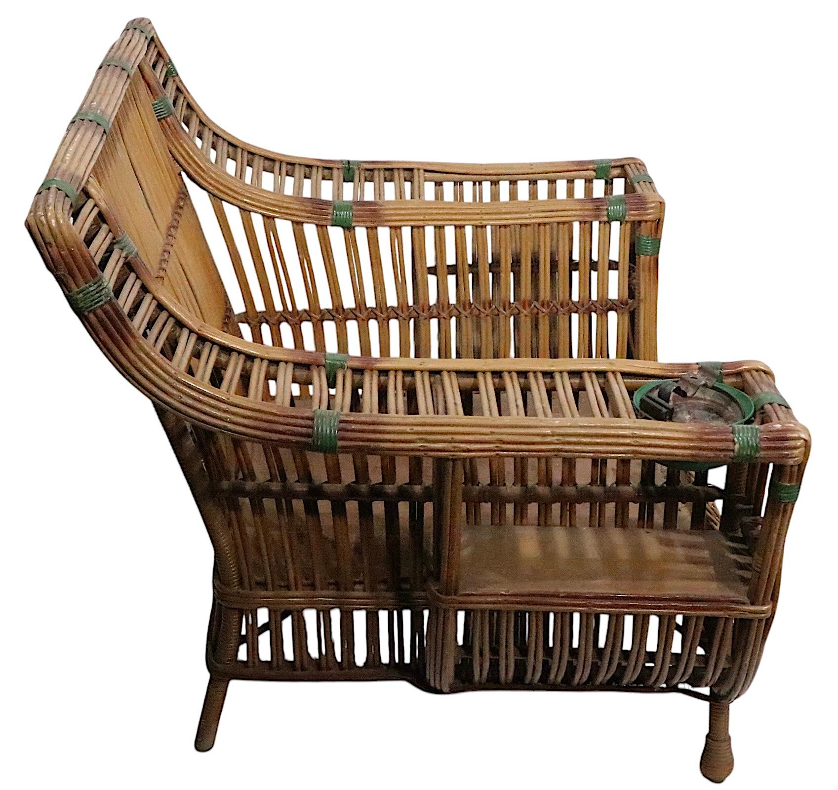 Incroyable ensemble de meubles en osier fendu d'époque Art Déco, par la Niagara Reedcraft Company, vers la fin des années 1920-1930. L'ensemble comprend un canapé et deux grandes chaises longues (la table est vendue séparément). Toutes les pièces