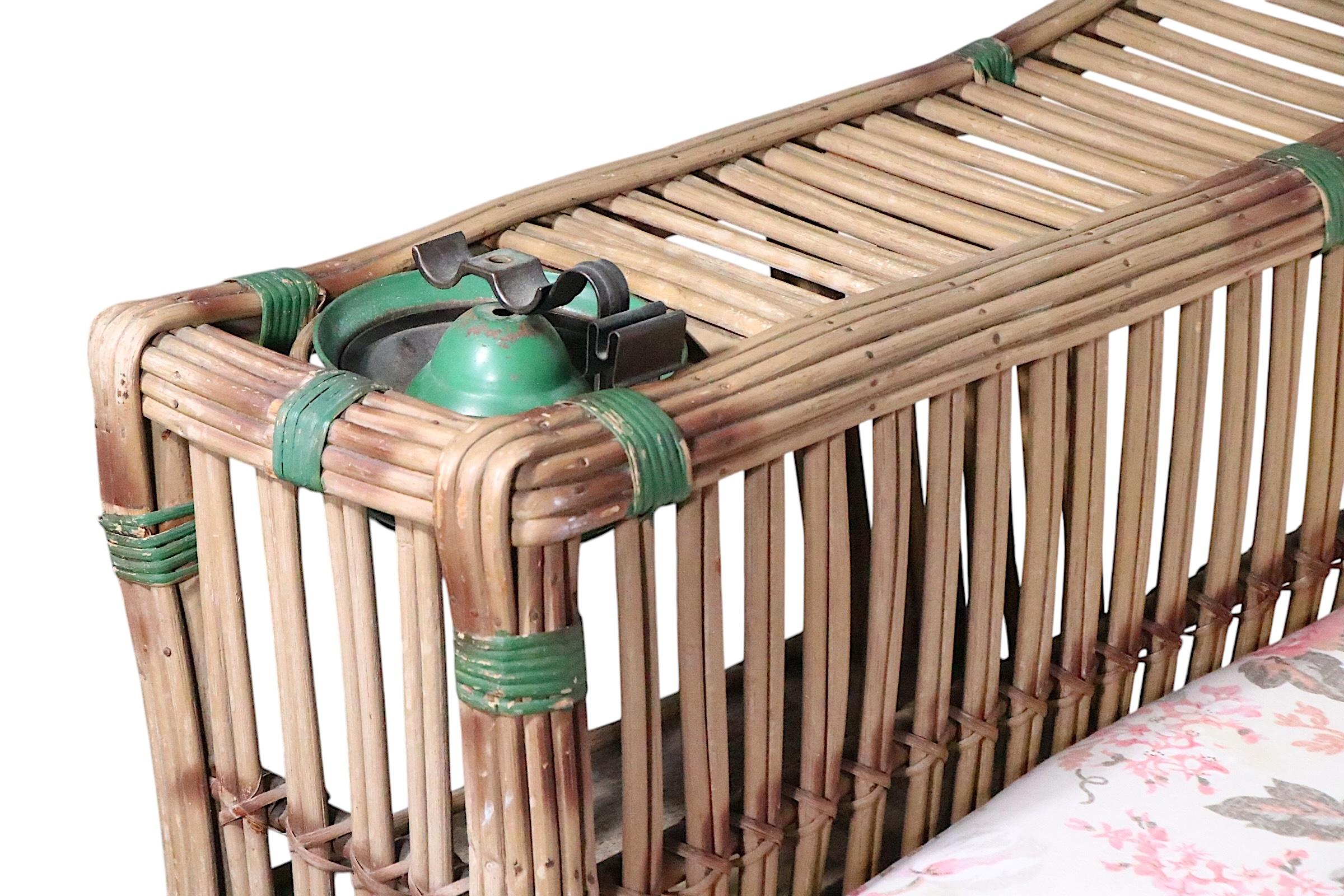 Américain Ensemble de trois pièces de canapés Art Déco en osier fendu et deux chaises longues en vente
