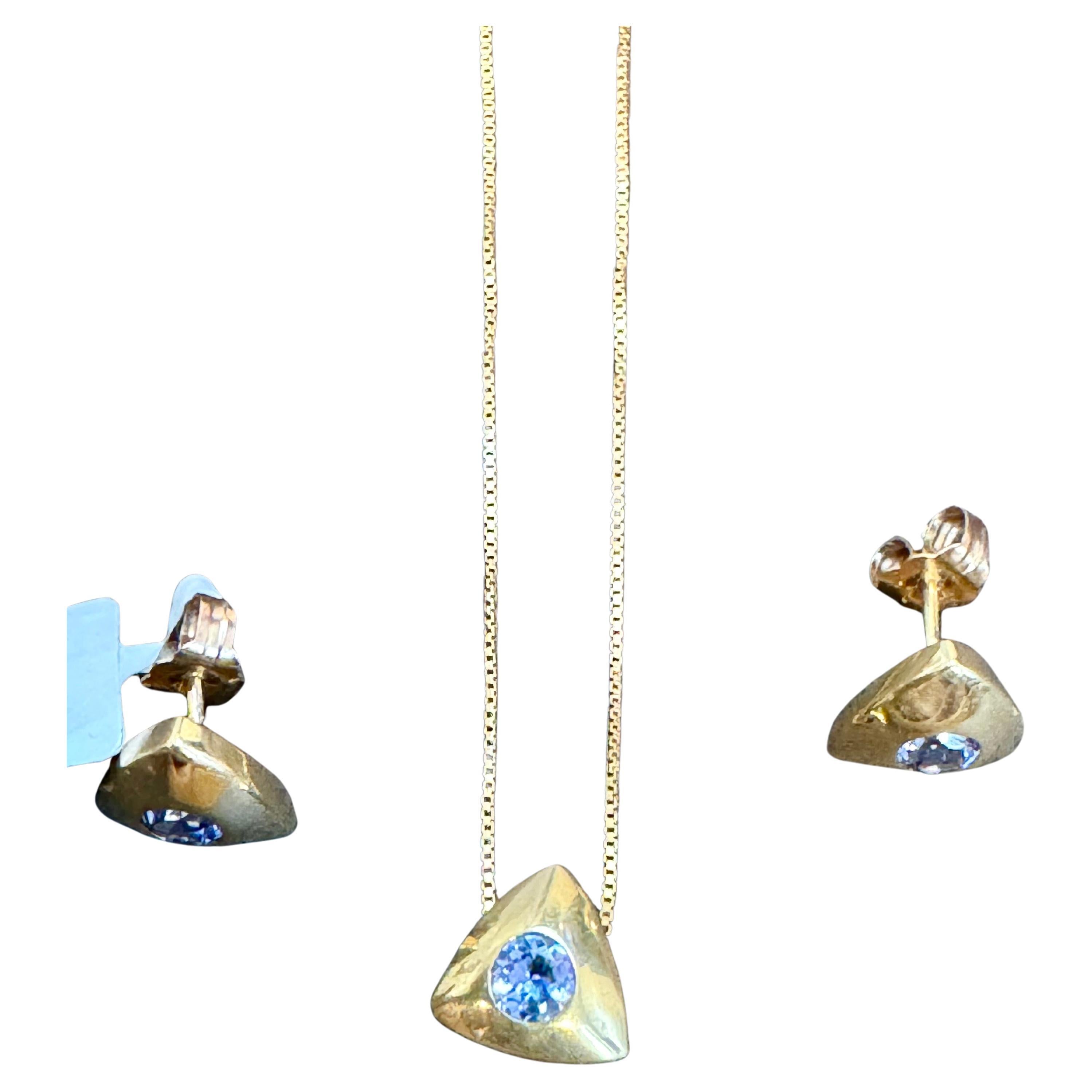 Tanzanite trois pièces  Pendentif et boucles d'oreilles  Or jaune 14 carats avec chaîne
Poids de la tanzanite  environ 1 carat,  très bien  qualité de la Tanzanite, très belle couleur bleue désirable 
Or 14 K K Poids 5 Grammes avec chaîne
Prix très