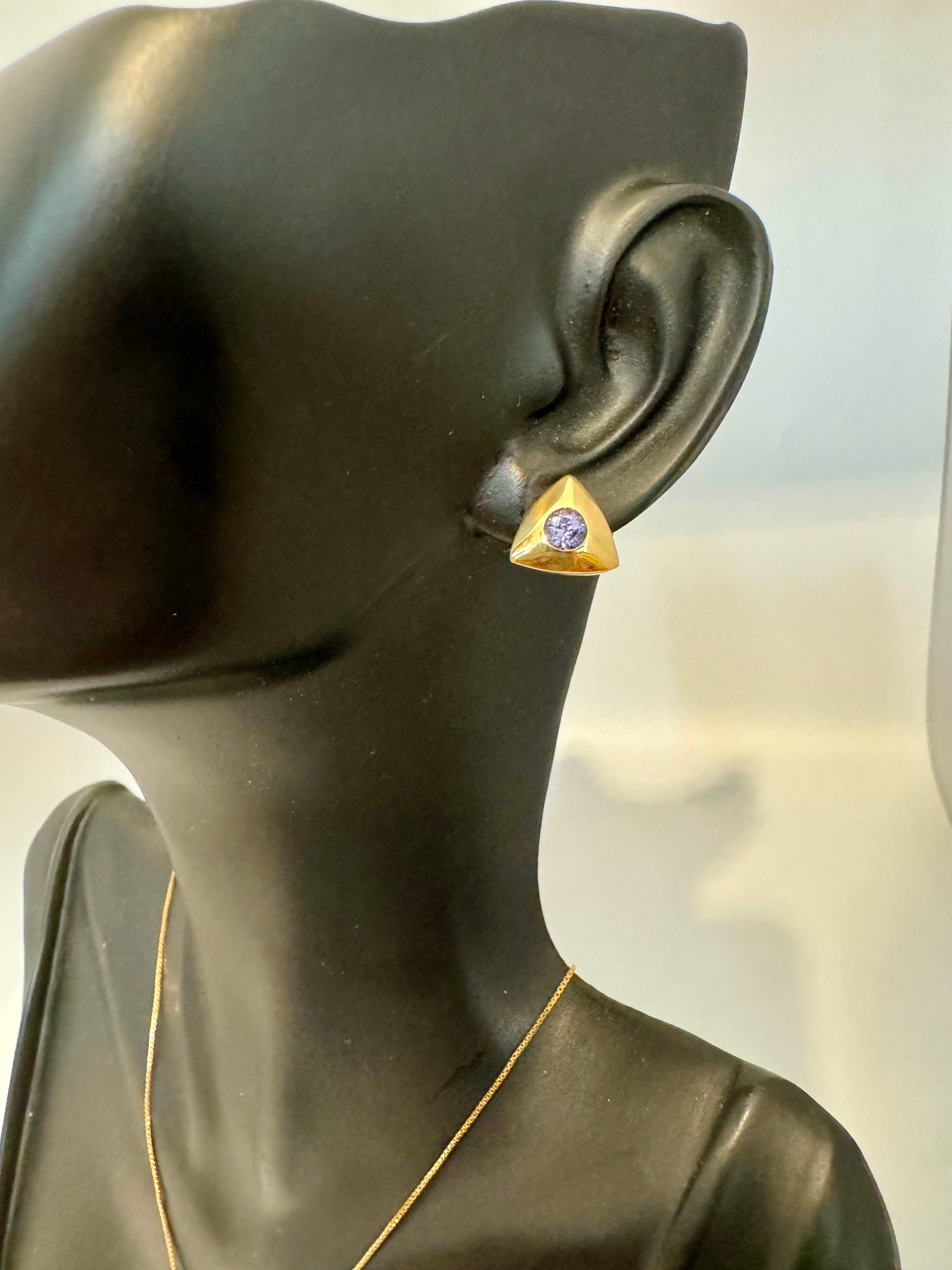 Taille ronde Tanzanite trois pièces  Pendentif et boucles d'oreilles  Or jaune 14 carats avec chaîne en vente