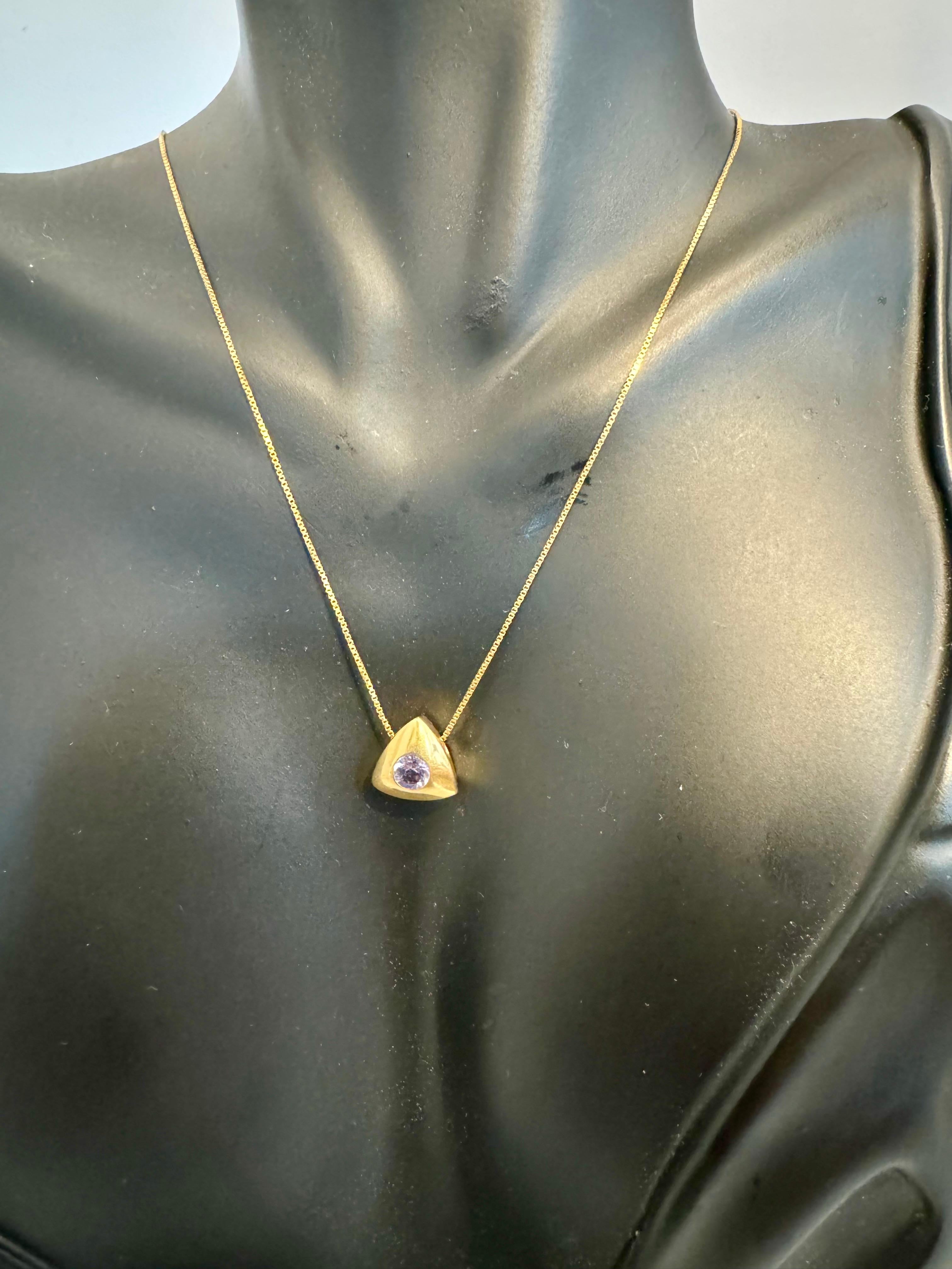 Tanzanite trois pièces  Pendentif et boucles d'oreilles  Or jaune 14 carats avec chaîne Excellent état - En vente à New York, NY