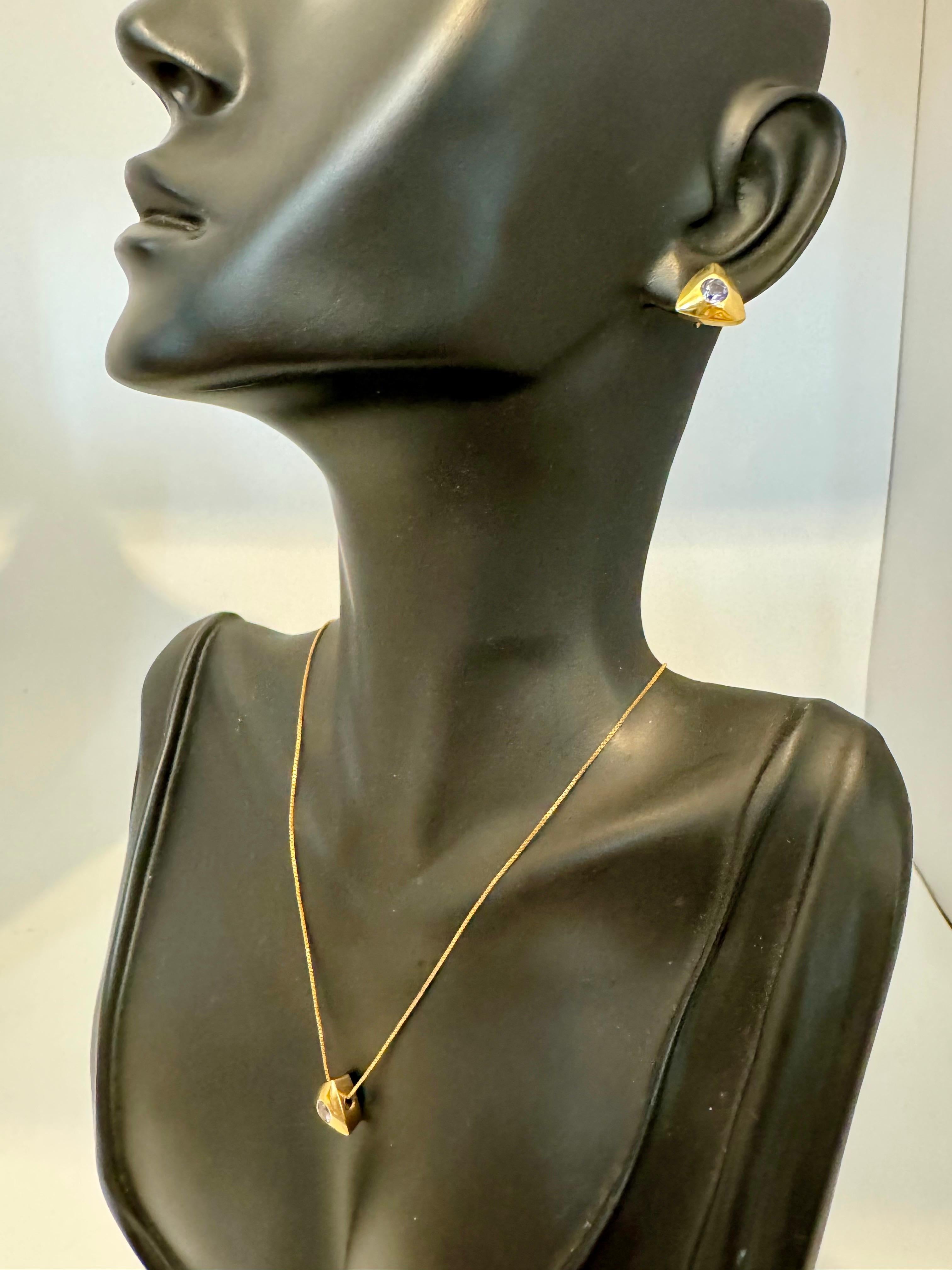 Tanzanite trois pièces  Pendentif et boucles d'oreilles  Or jaune 14 carats avec chaîne Pour femmes en vente