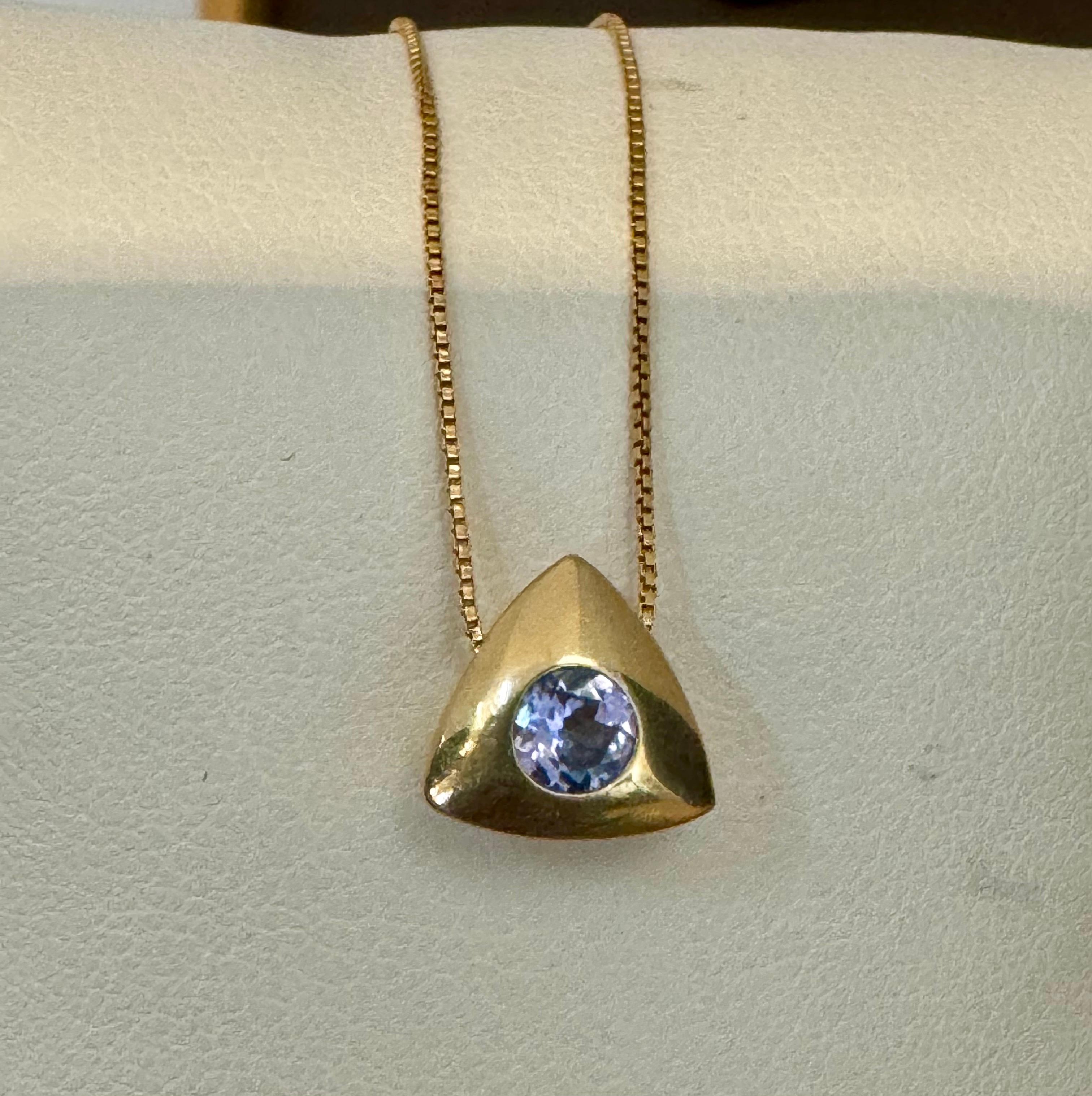 Tanzanite trois pièces  Pendentif et boucles d'oreilles  Or jaune 14 carats avec chaîne en vente 1