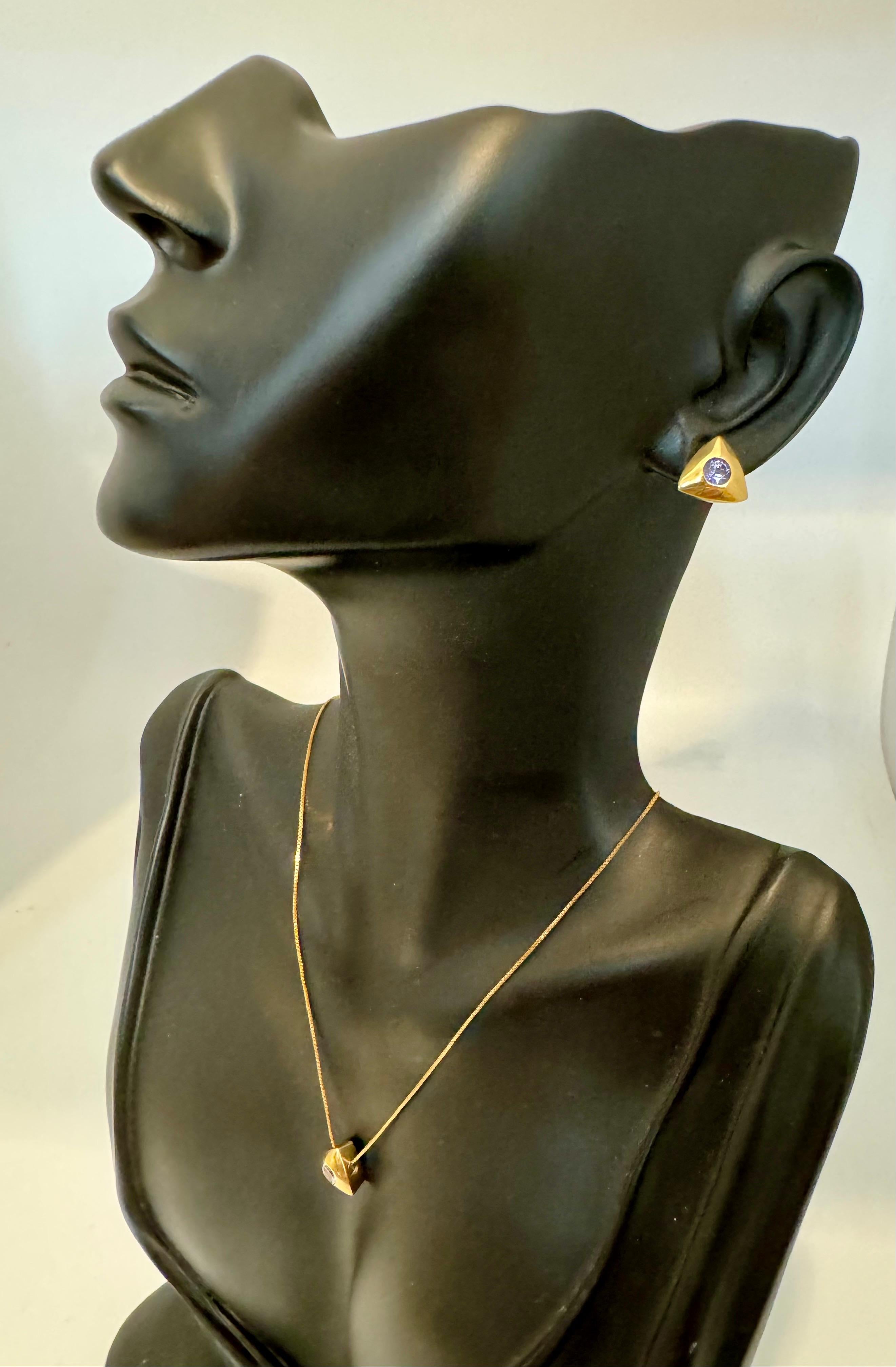 Tanzanite trois pièces  Pendentif et boucles d'oreilles  Or jaune 14 carats avec chaîne en vente 3