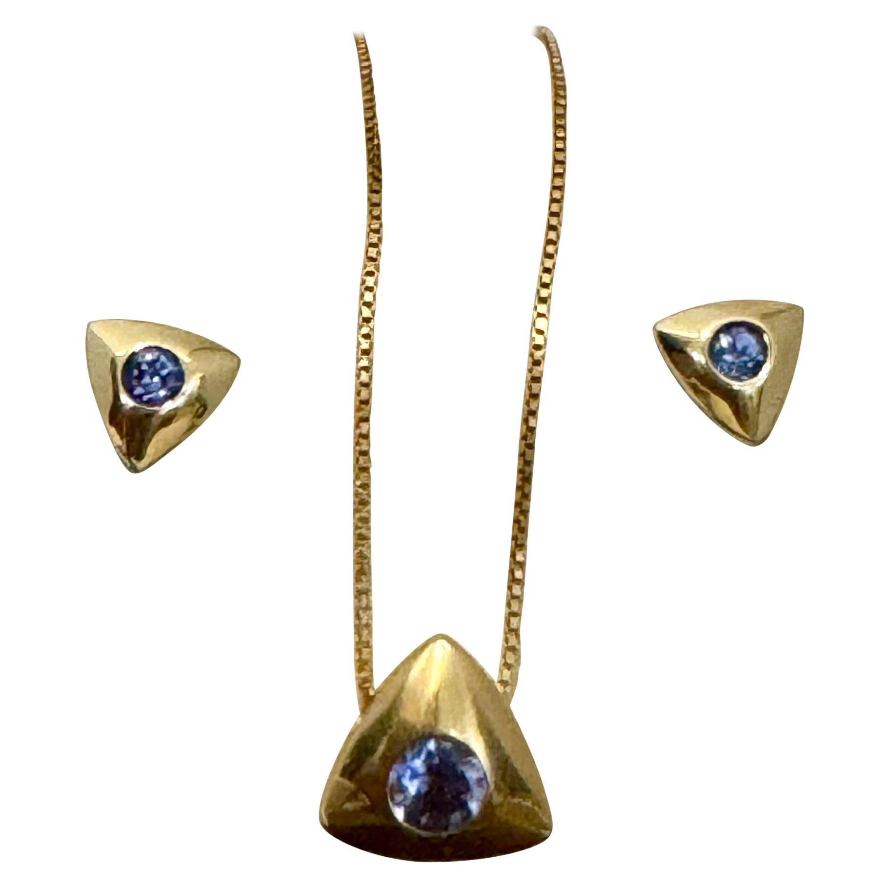Drei Pieces Tansanit  Anhänger & Ohrring Set In  14 Karat Gelbgold mit Kette