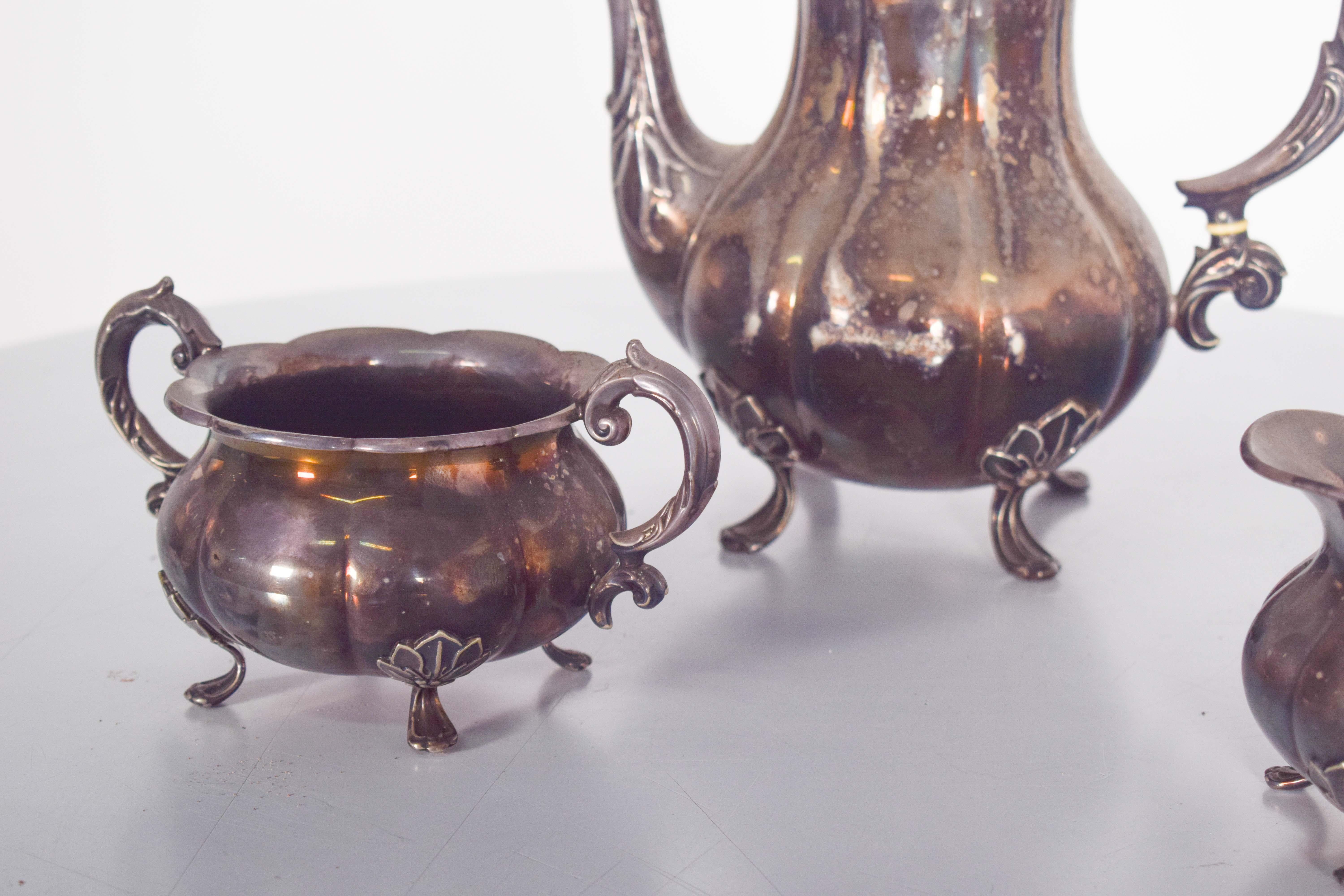 Mid-Century moderno Servizio da tè a tre pezzi in metallo e argento in vendita