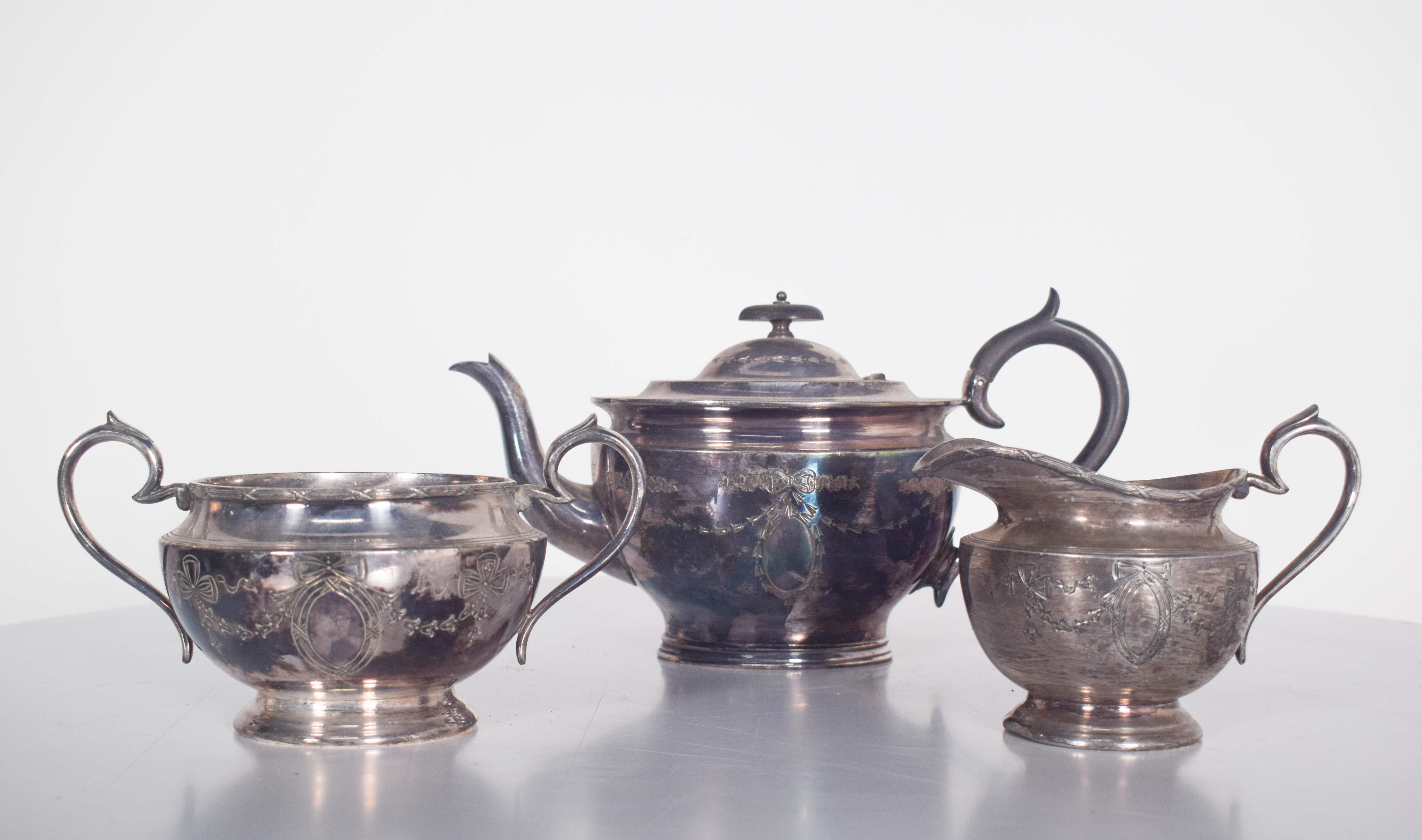 Service à thé trois pièces, théière, pot à lait et sucrier. En métal, argenté, marqué sur le fond, D. Décoration de style Maria, avec des guirlandes.
Véritable œuvre d'élégance et de raffinement, sa forme lisse et sophistiquée est rehaussée par de