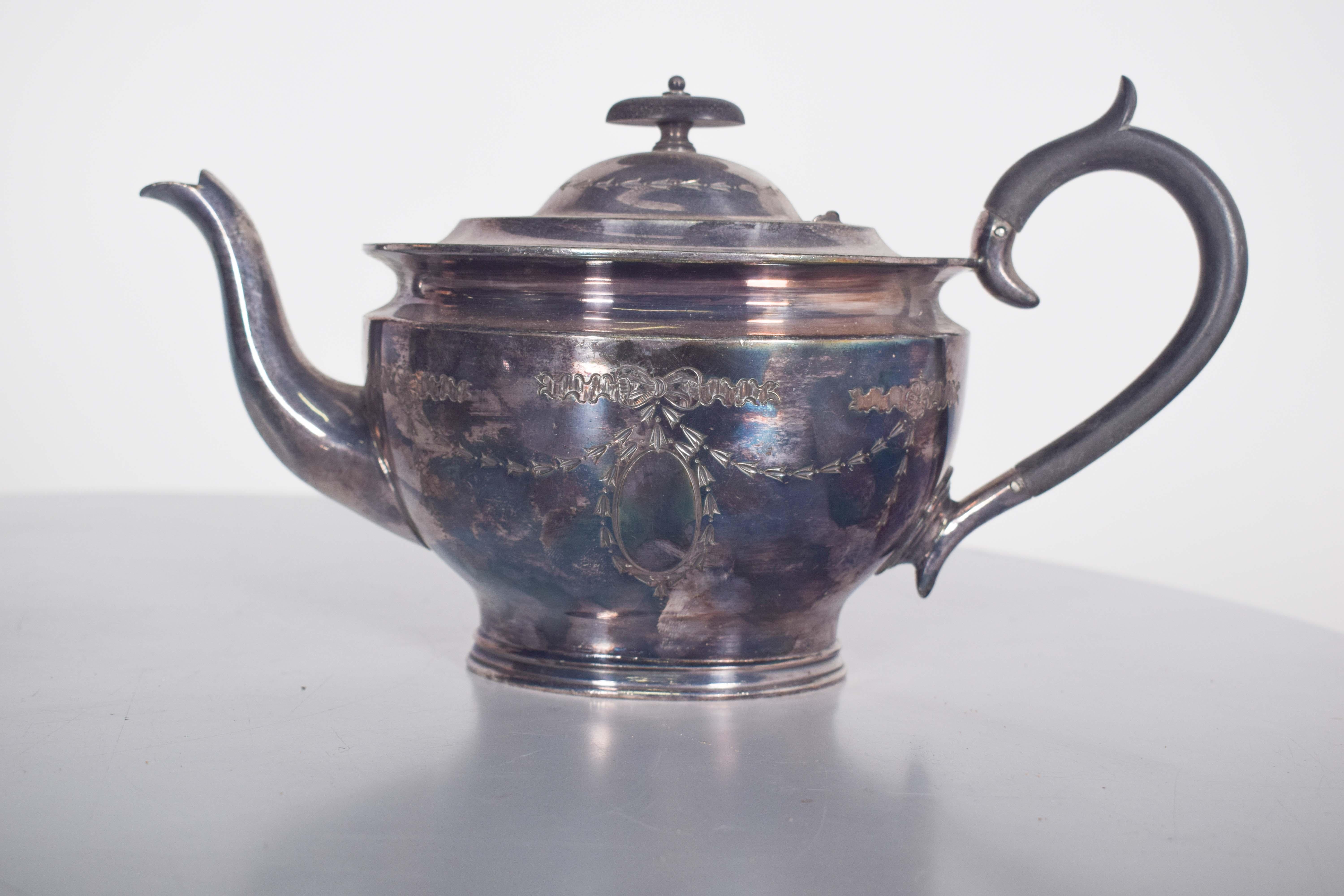 20ième siècle Service à thé trois pièces en métal argenté en vente