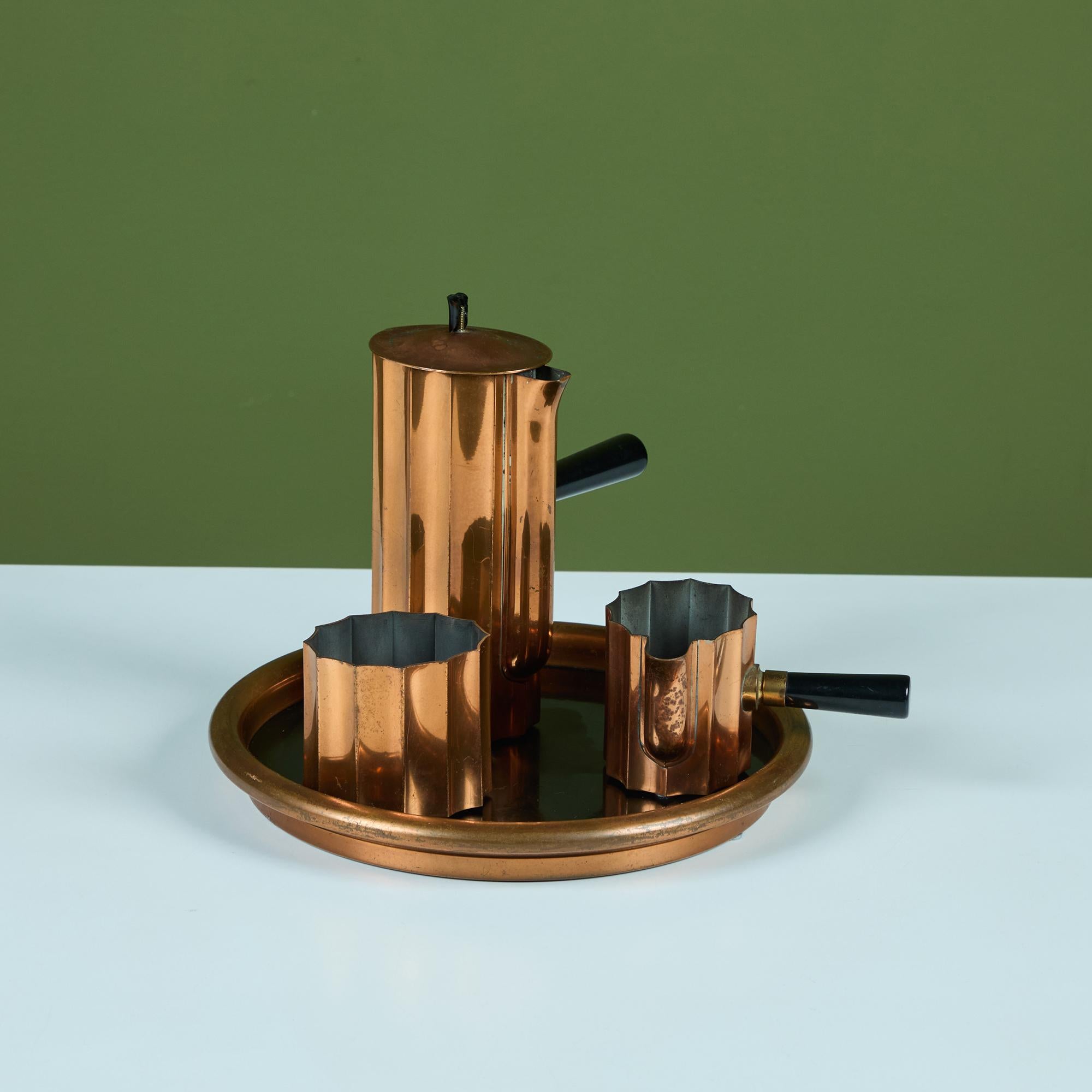 Dreiteiliges Teeservice mit rundem Tablett von Walter von Nessen für Chase, USA, ca. 1930er Jahre. Das Set besteht aus einer Teekanne, einem Milchkännchen und einer Zuckerdose mit Bakelitgriffen. Das runde Tablett besteht aus einer schwarzen