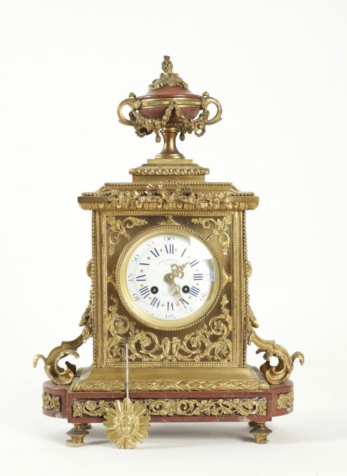 Three-piece trim
Pair of 4-light candelabra and pendulum clock
19th century, Napoleon III period
Gilt bronze, Griote marble, glass and enamel dial
Lemerle-Charpentier & CO, Bronziers, 8 rue Charlot
Measures: 33*12*47cm.