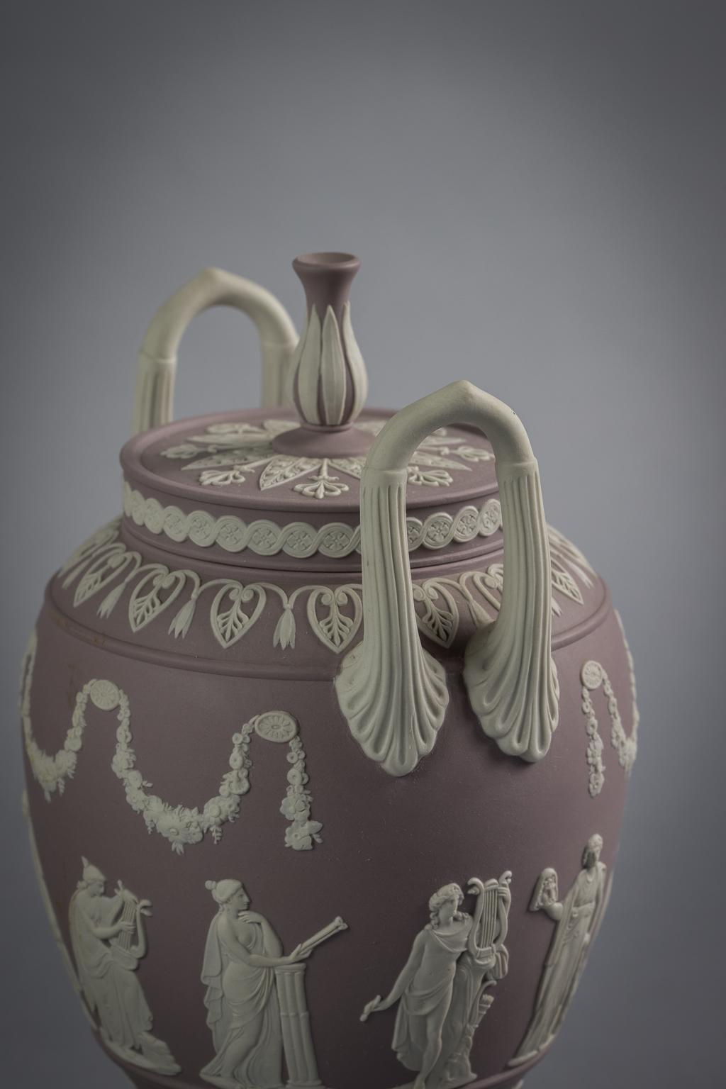 Drei Pieces Wedgwood Jaspis bedeckt Urnen, um 1900 (Keramik) im Angebot