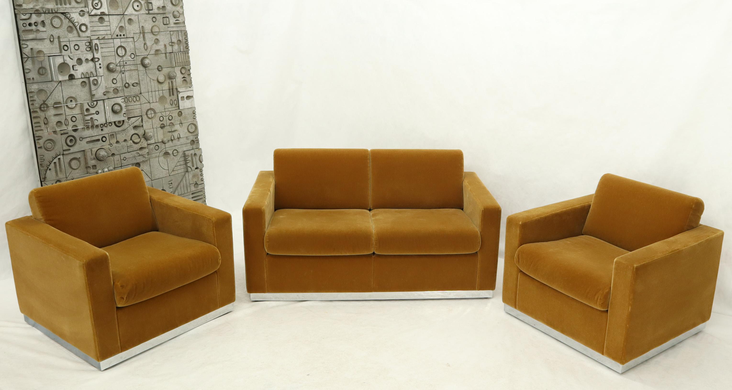 Three Pieces Mohair Living Room Set Club Chairs Love Seat Sofa In Good Condition In Rockaway, NJ