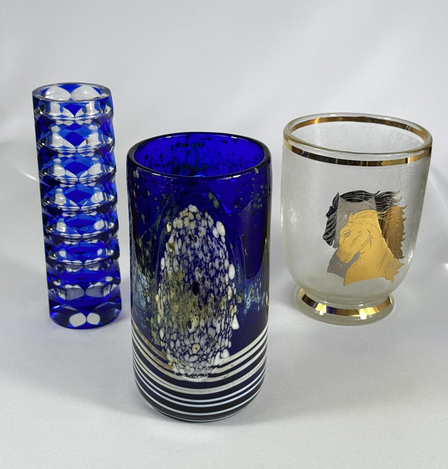 Tre pezzi di bellissimo vetro ceco di design. Il primo vaso è tagliato, in vetro trasparente sovrapposto a vetro blu cobalto, è tagliato nello stile di Oldřich Lipský, il secondo vaso è in vetro cobalto decorato con tecniche metallurgiche, da Jiří