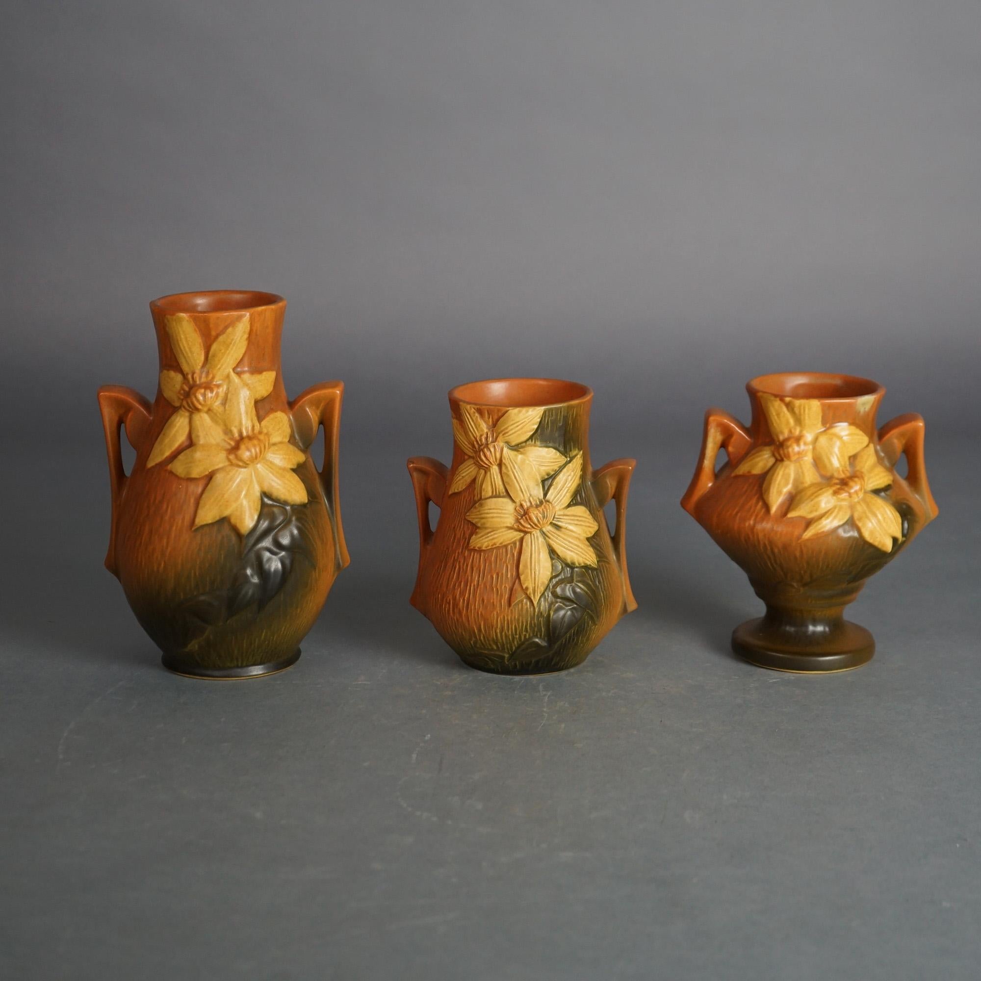 Tre pezzi di Roseville Pottery marrone con motivo Clematis della metà del XX secolo

Misure - 8,5