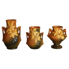 Drei Pieces von Brown Roseville Pottery mit Clematis-Muster Mitte des 20.