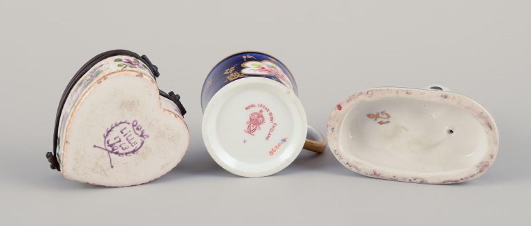 Three pieces of French and English porcelain. For Sale 4