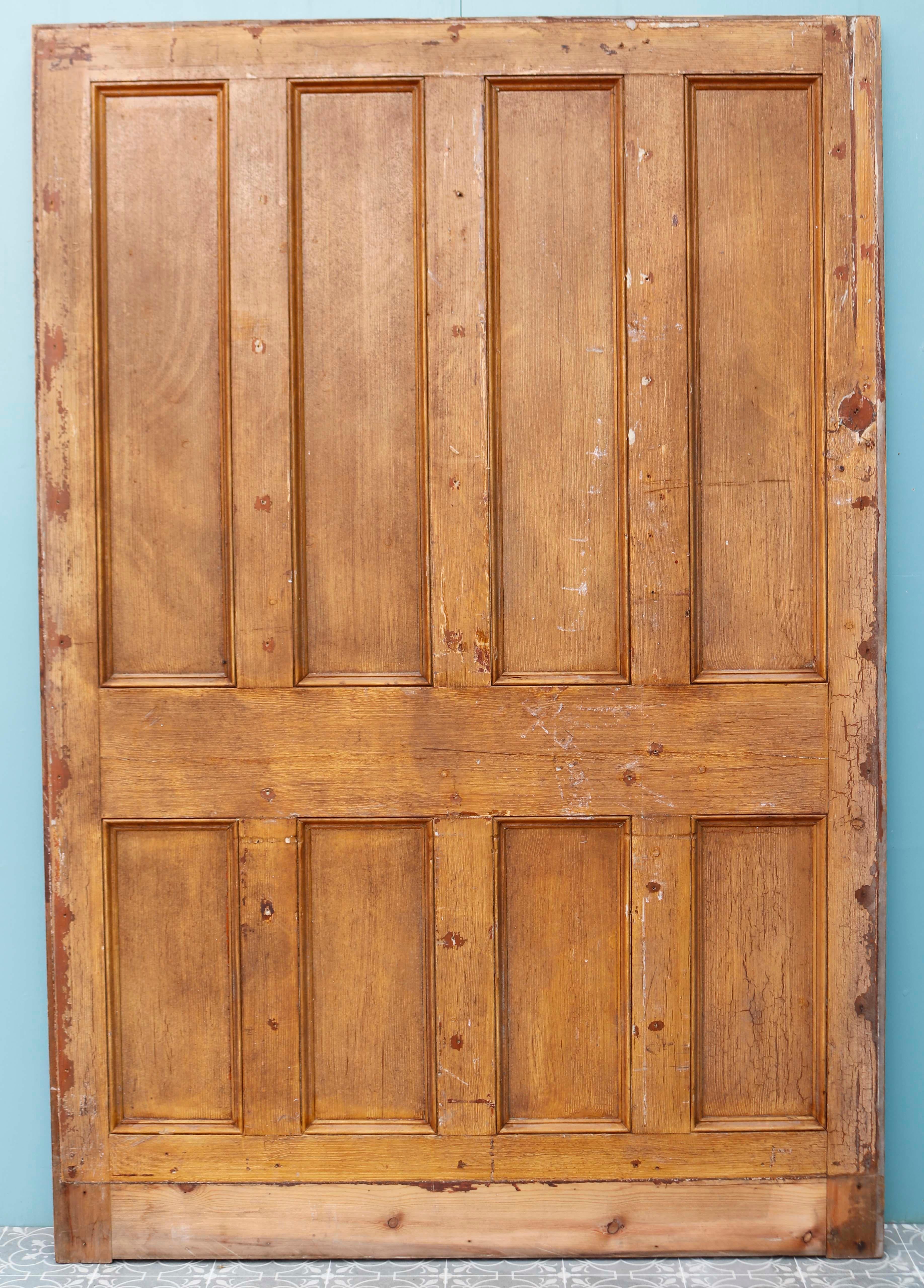Trois cloisons / lambris en bois récupéré. Trois sections de lambris qui conviendraient parfaitement à une reconversion en portes coulissantes ou en cloisons de séparation. Ils peuvent être facilement réduits pour s'adapter à votre
