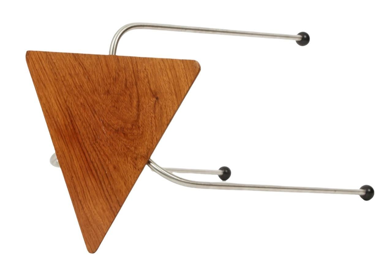 Trois pièces de tabourets triangulaires gigognes de David Kiernan, composés de pieds en aluminium avec des plateaux en bois teinté et des pieds à boule.
     