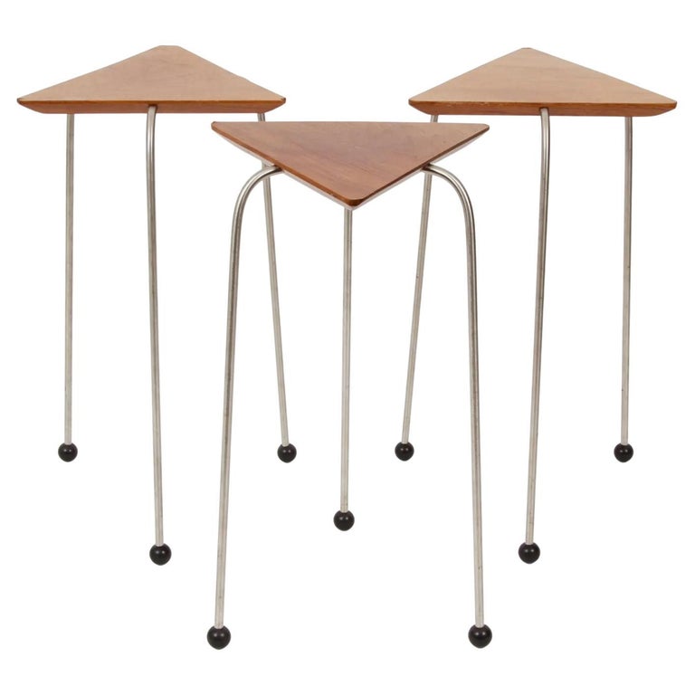 Trois pièces de tabourets gigognes triangulaires par David Kiernan - En