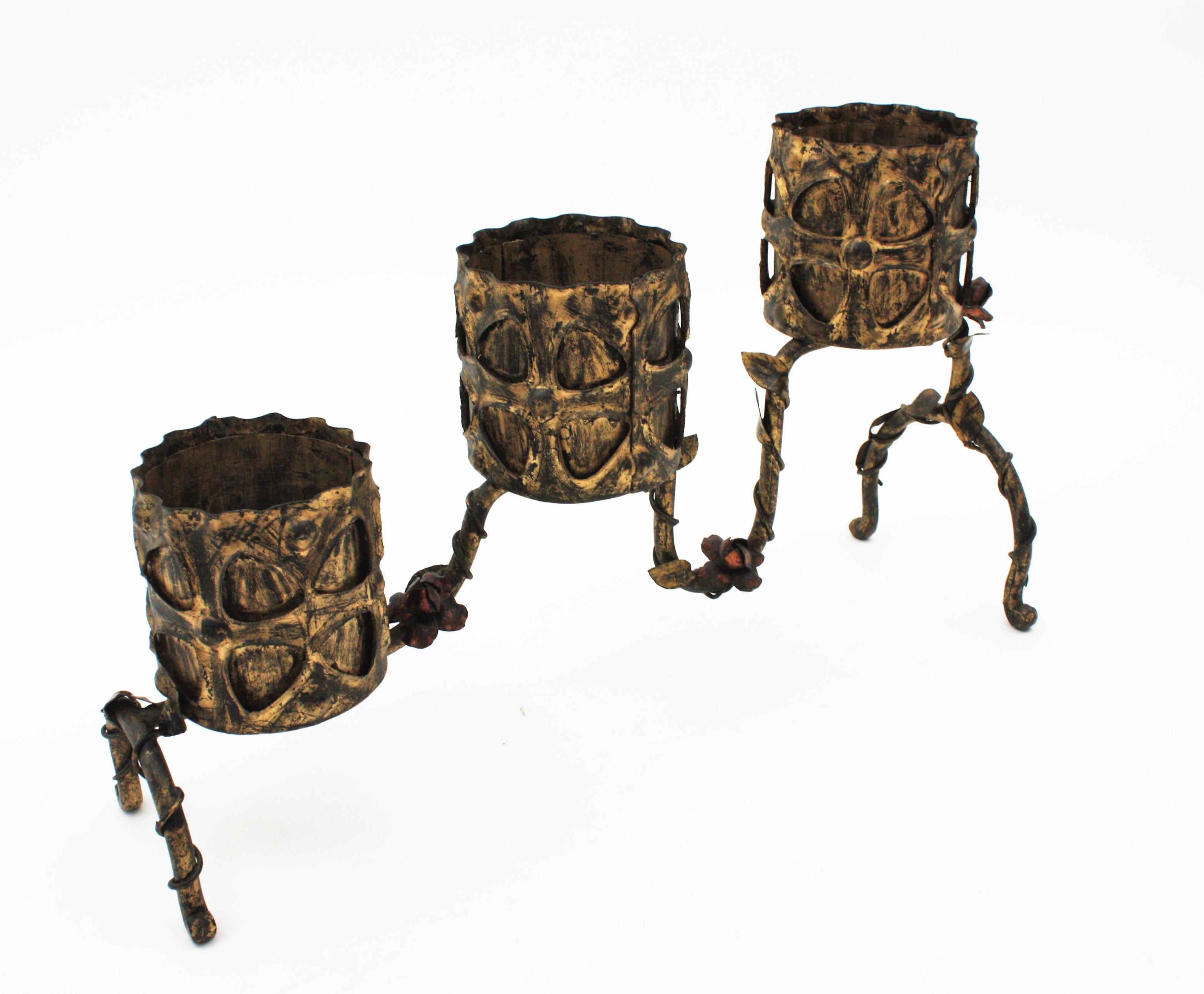 One of a kind Triple floor standing planter, gold leaf, gilt Iron. Spain, 1950s
A beautiful hand-hammered gilt iron pedestal plant stand for three pots. Entirely made by hand. Richly decorated with leaves, roses and gold leaf gilt finishing.