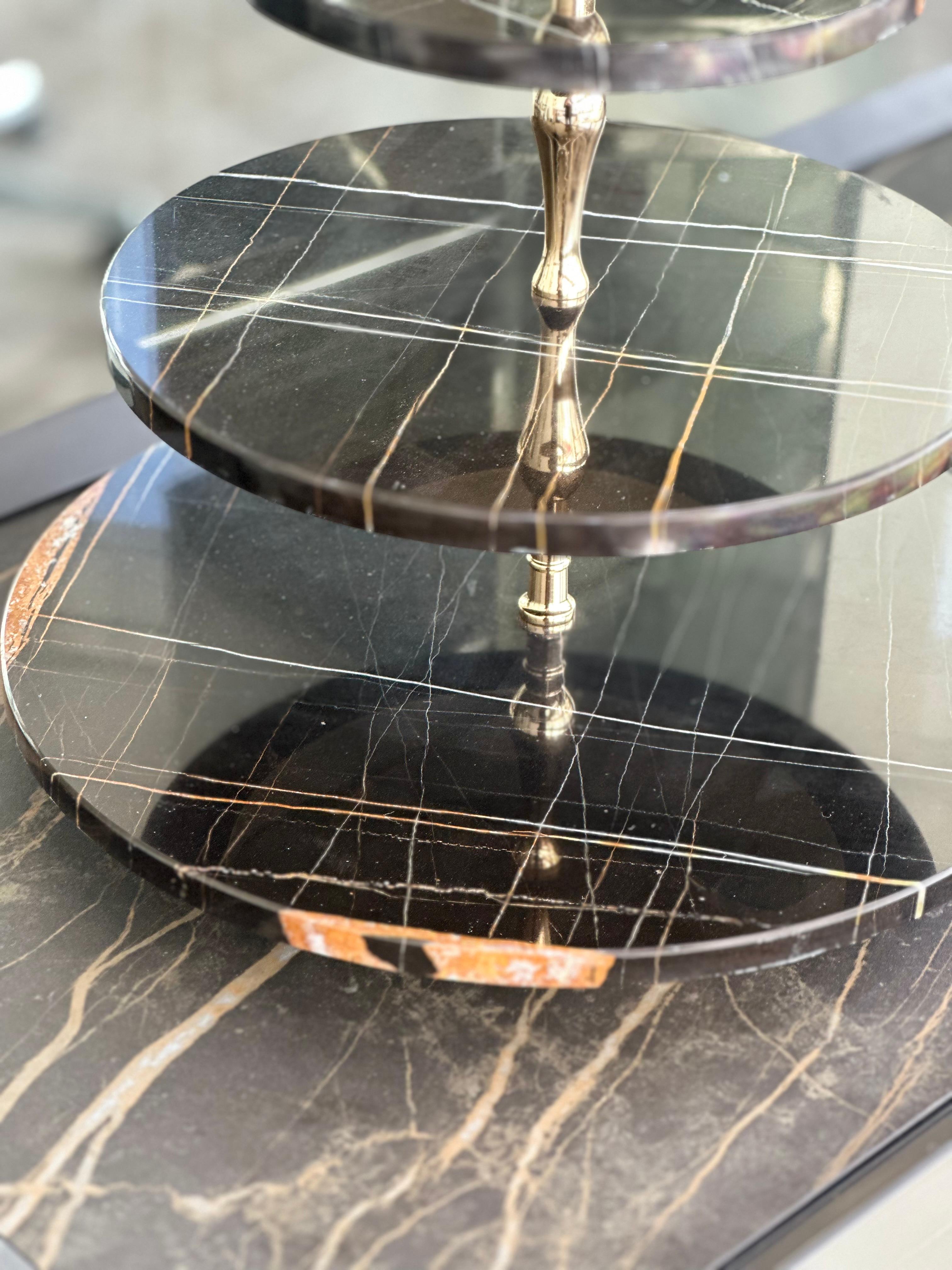 Cakestand aus Marmor mit drei Platten von Euromarmi Store im Zustand „Neu“ im Angebot in Geneve, CH