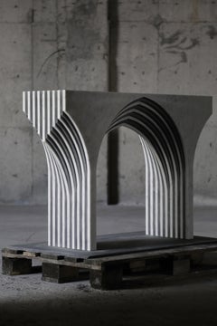 Konsole mit drei Spitzbögen von Richard Yasmine