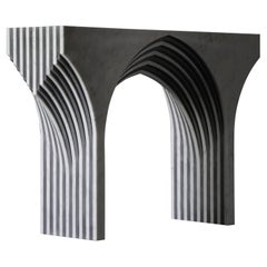 Console con arco a tre punte di Richard Yasmin