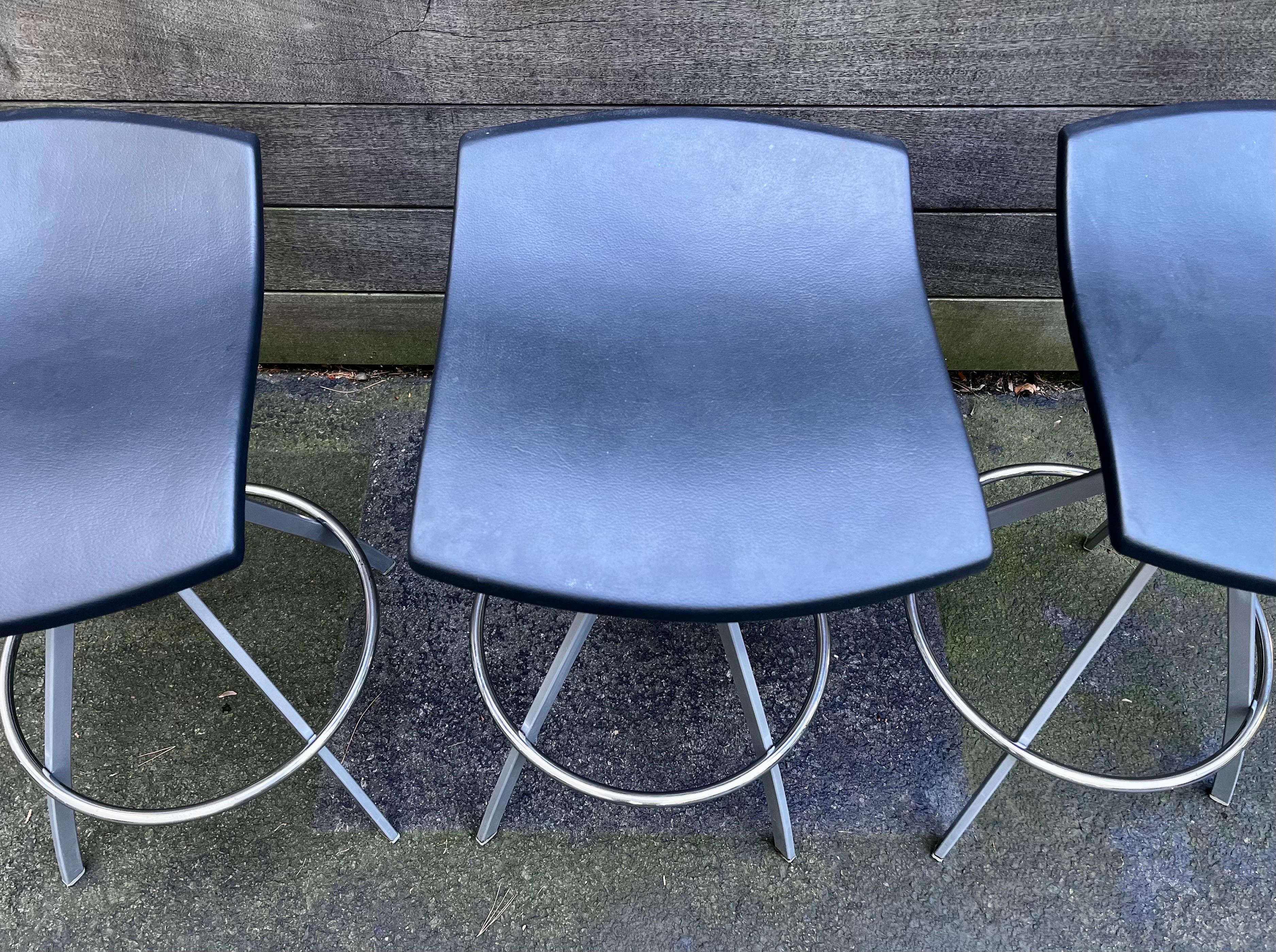 Tres taburetes postmodernos de Jorge Pensi para Mobles 114 Posmoderno en venta