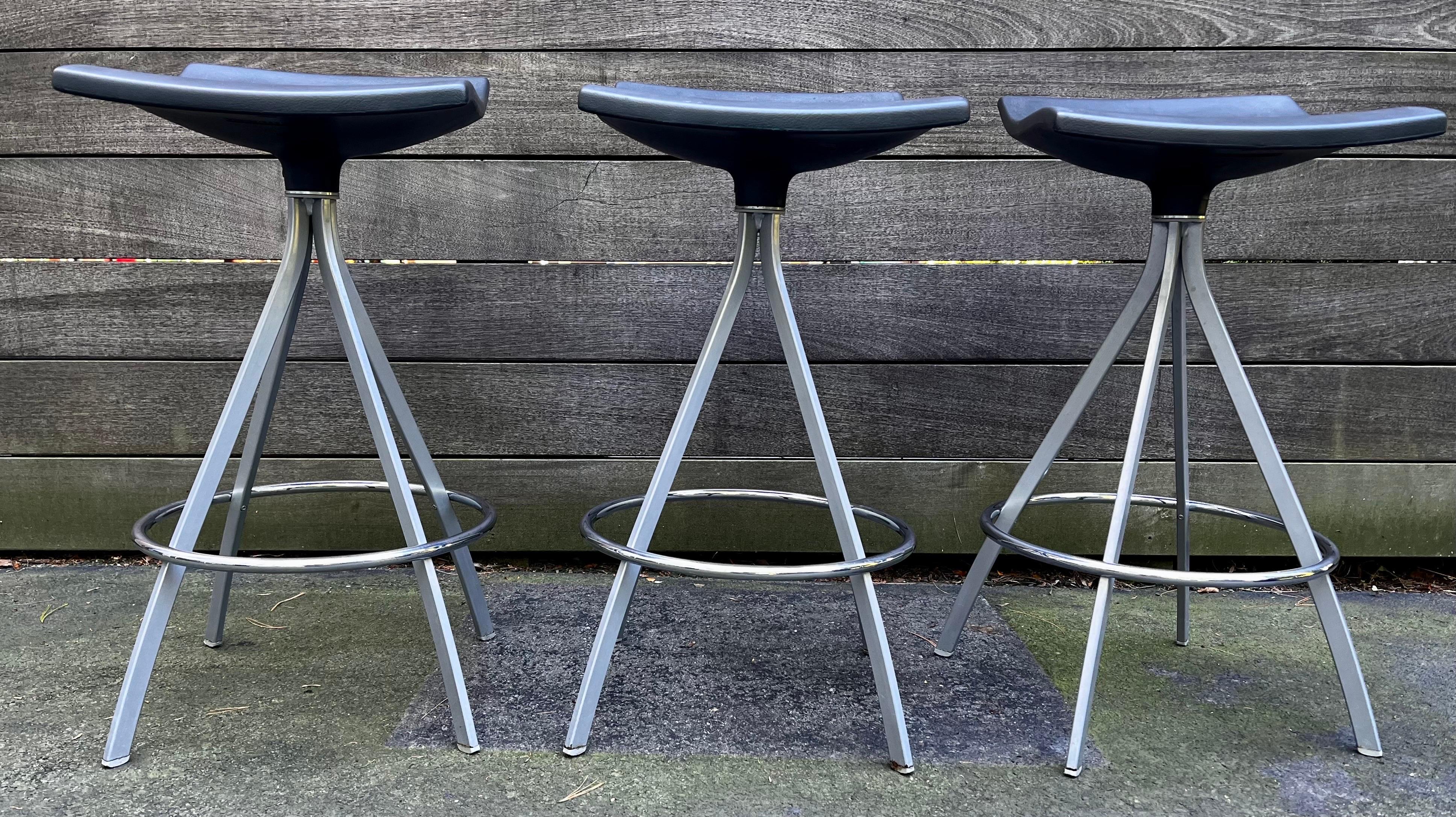 Tres taburetes postmodernos de Jorge Pensi para Mobles 114 en Bueno estado para la venta en Philadelphia, PA