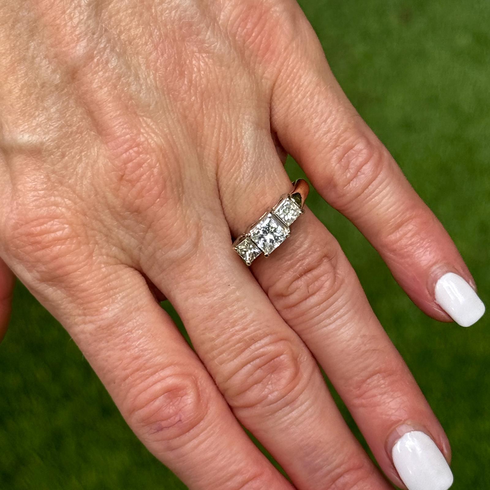 Dreifarbiger Diamantring mit Prinzessinnenschliff 14 Karat zweifarbiges Gold GIA zertifizierter Ring (Carréschliff)