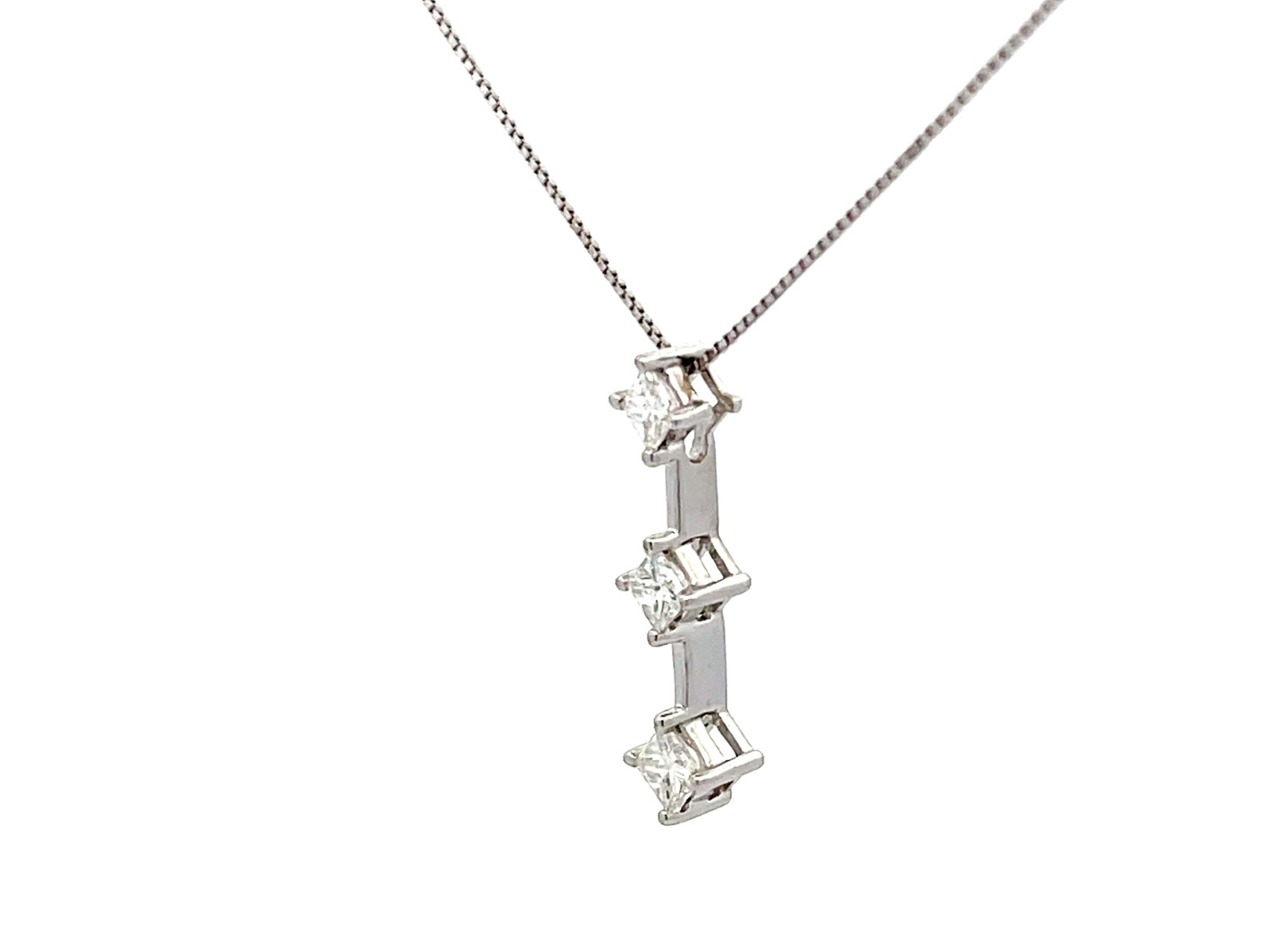 Three Princess Cut Diamond Drop Necklace in 14k White Gold In Excellent Condition For Sale In Honolulu, HI