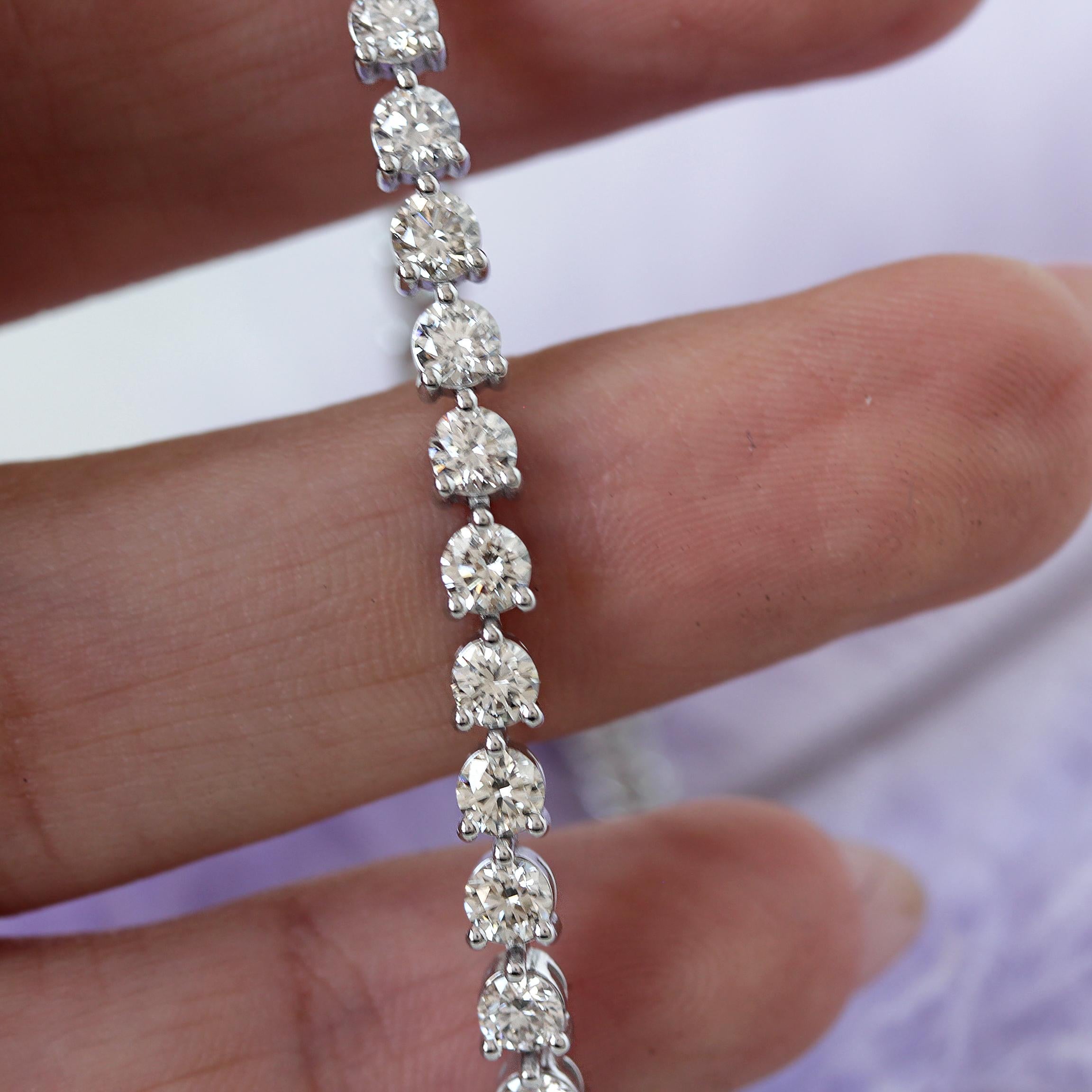 Round Cut three prong tennis bracelet For Sale