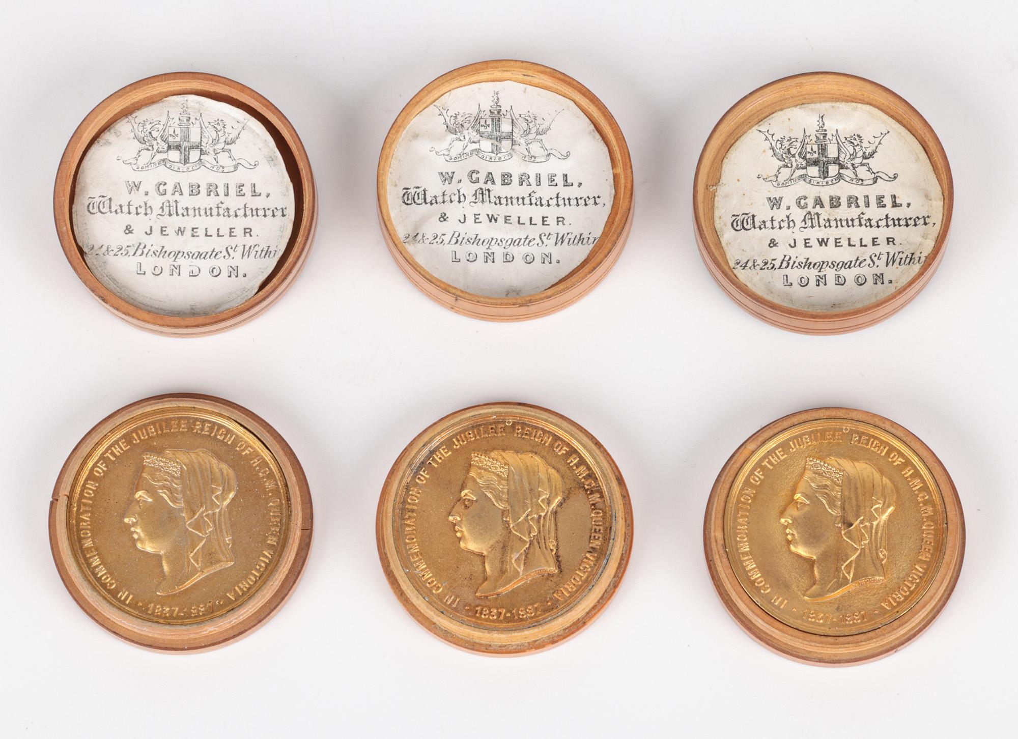 Ein charmantes Set aus drei münzförmigen Medaillons in einer Schachtel, die das Silberjubiläum von Königin Victoria im Jahr 1887 feiern. Die abgerundeten Medaillons befinden sich jeweils in einem gedrechselten Buchsbaumgehäuse mit verschraubten