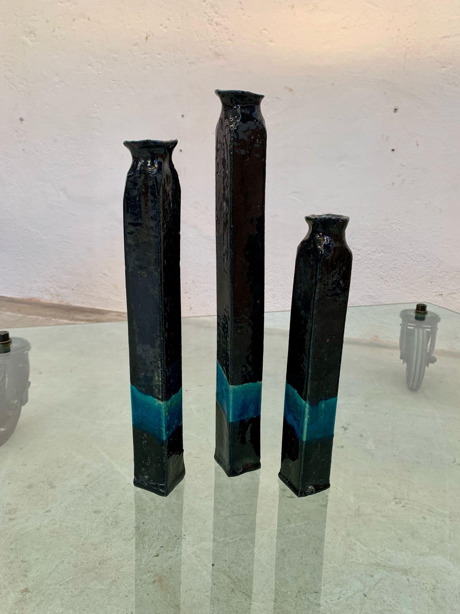 Drei Vasen aus Raku-Keramik, glasiert und gefärbt, 1970er Jahre
Drei unterschiedlich hohe Vasen aus Raku-Keramik, dunkelblau glasiert mit hellblauem Dekor.

Größe 4x4 Höhen der einzelnen Vasen: h29, h36, h41 cm