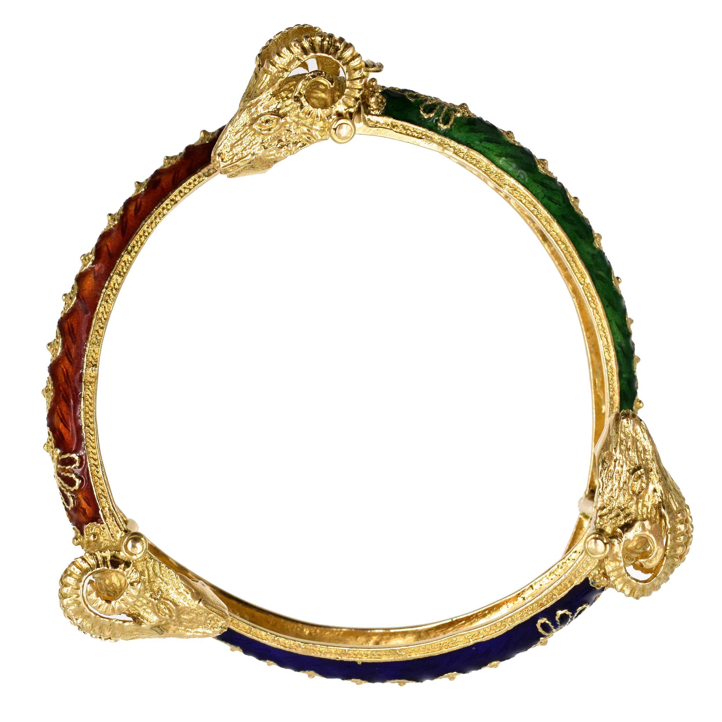 Brazalete de tres cabezas de carnero en esmalte azul, verde y rojo con diseño dorado. Fabricado en oro amarillo de 18 quilates. Peso: 42 gramos. Tamaño de la muñeca: 6,25 pulgadas, ancho 7,02 x 20,72 mm